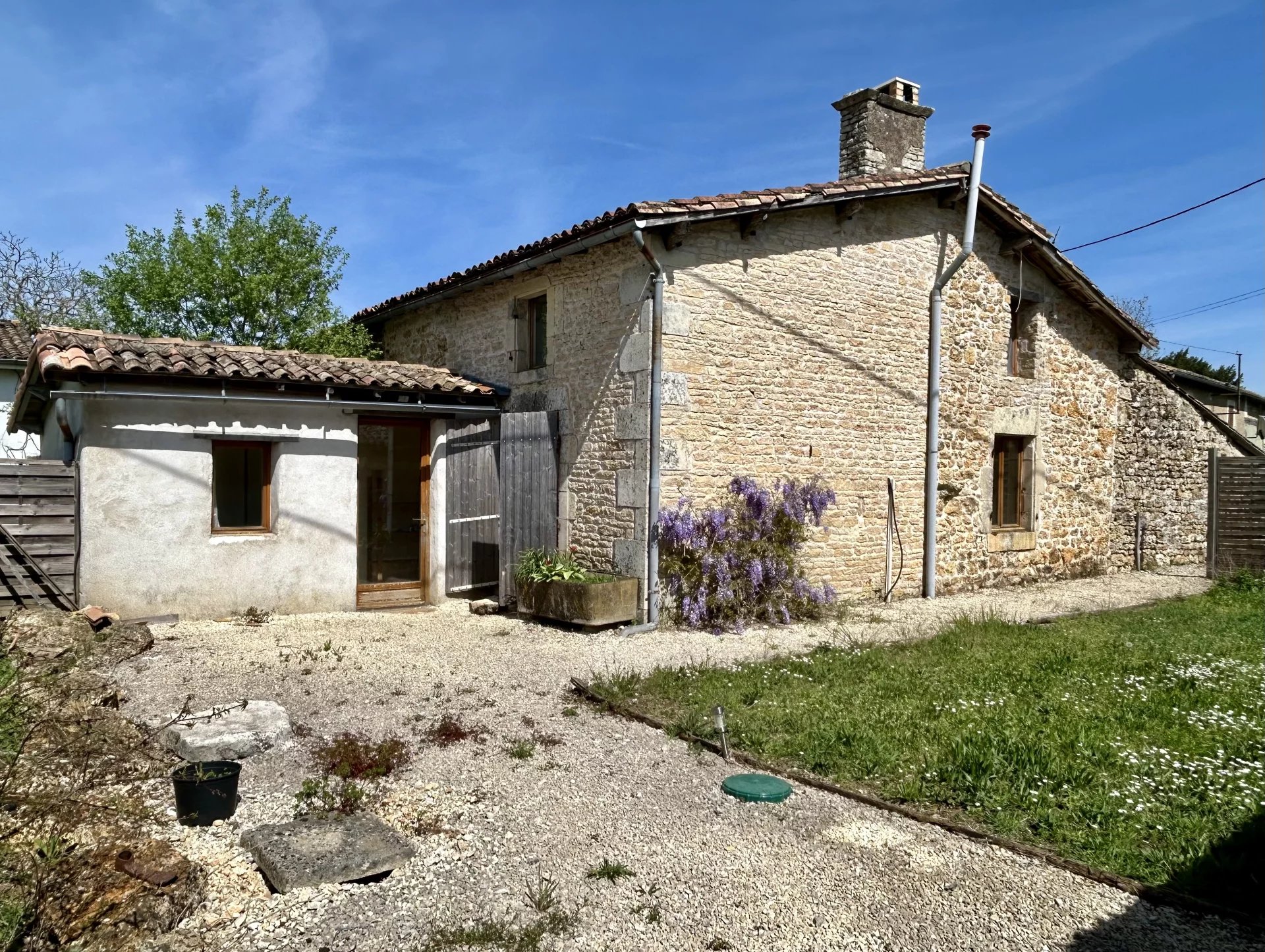 Great value 2 bedroom Stone village house with useful outbuilding, Poitou-Charentes – France – BVI80168