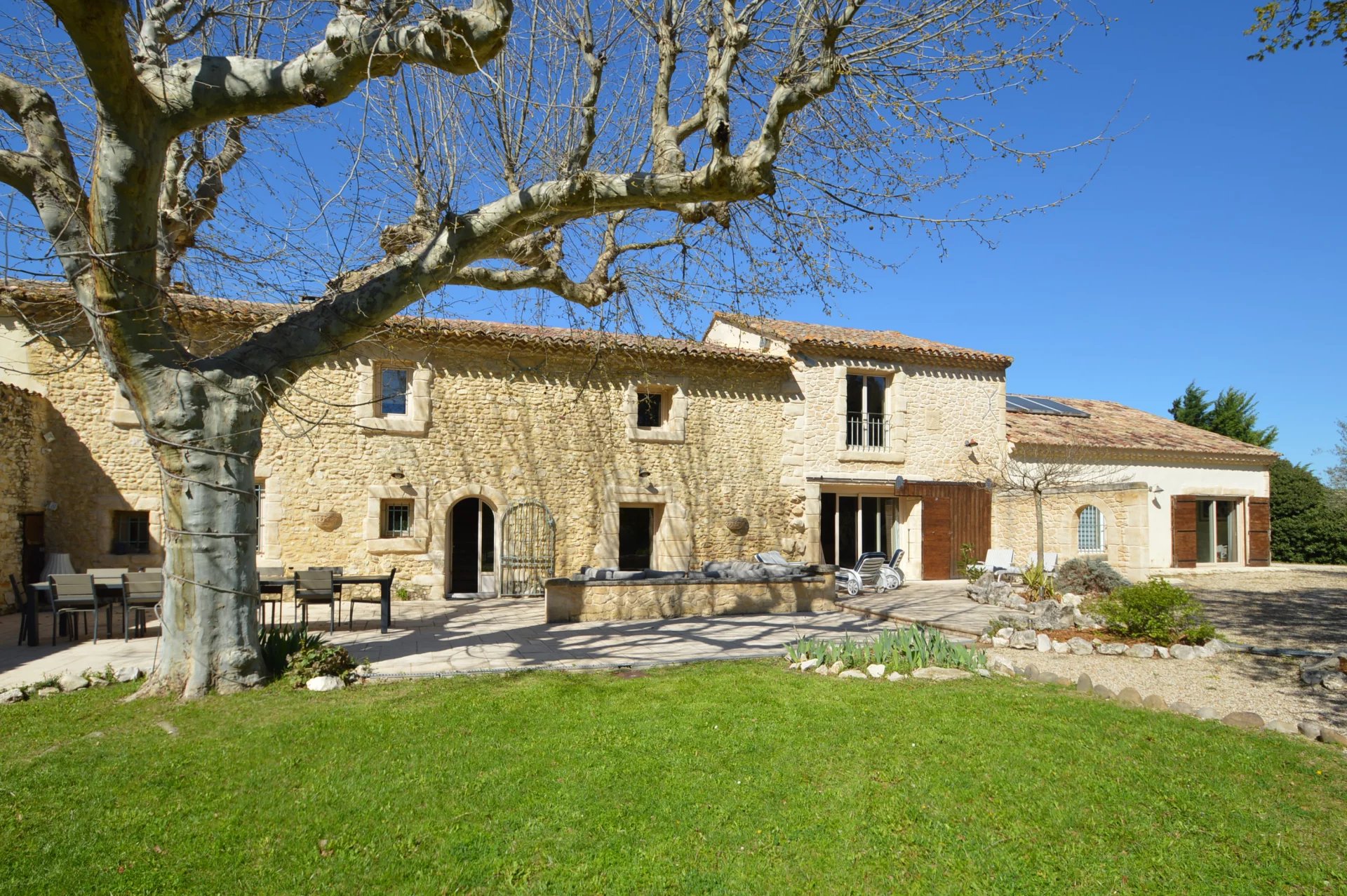 Exceptional 17th-Century Stone Property for Sale near L’Isle-sur-la-Sorgue – Charm and Authenticity in Provence, Provence-Alpes-Côte d’Azur – France – BVI79226