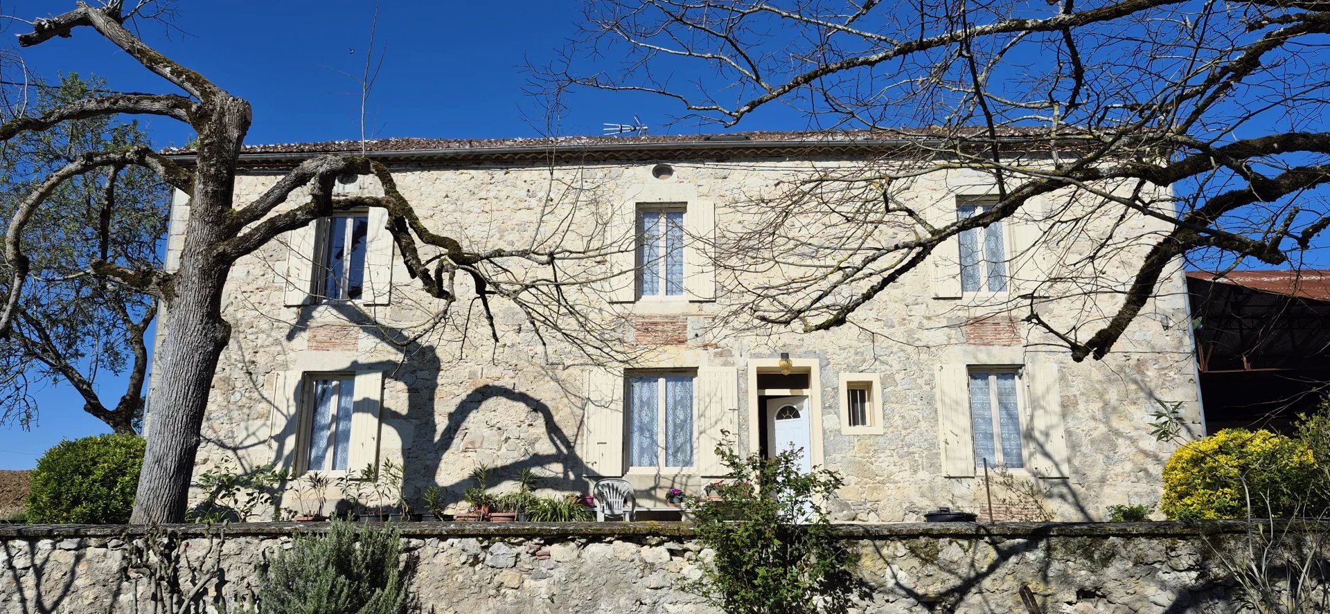 Property with numerous outbuildings close to amenities, Aquitaine – France – BVI85288
