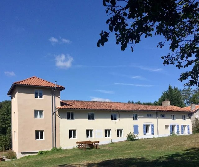 Fully renovated 6 bedroom house with feature tower, lake, pool, barn and 1 bed gite, Poitou-Charentes – France – BVI80177