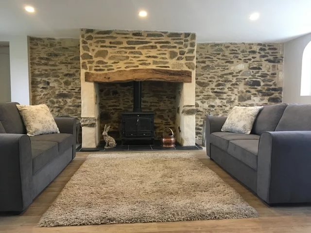 Fully renovated 6 bedroom house with feature tower, lake, pool, barn and 1 bed gite, Poitou-Charentes – France – BVI80177