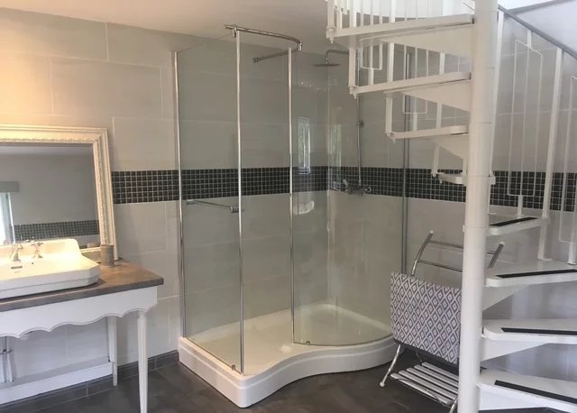 Fully renovated 6 bedroom house with feature tower, lake, pool, barn and 1 bed gite, Poitou-Charentes – France – BVI80177