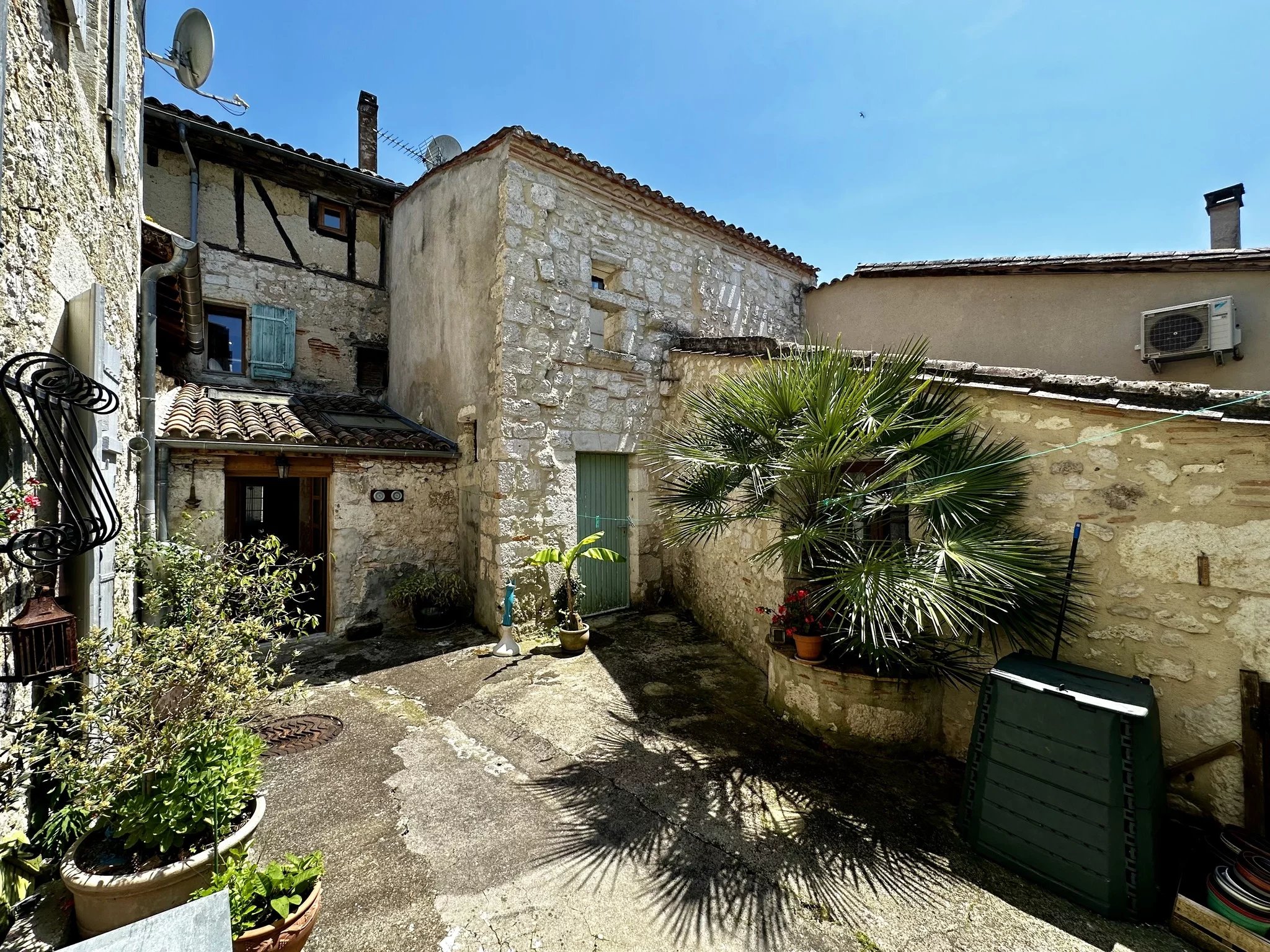 Charming 18th-Century Village House with Historic Details and Courtyard, Aquitaine – France – BVI77249