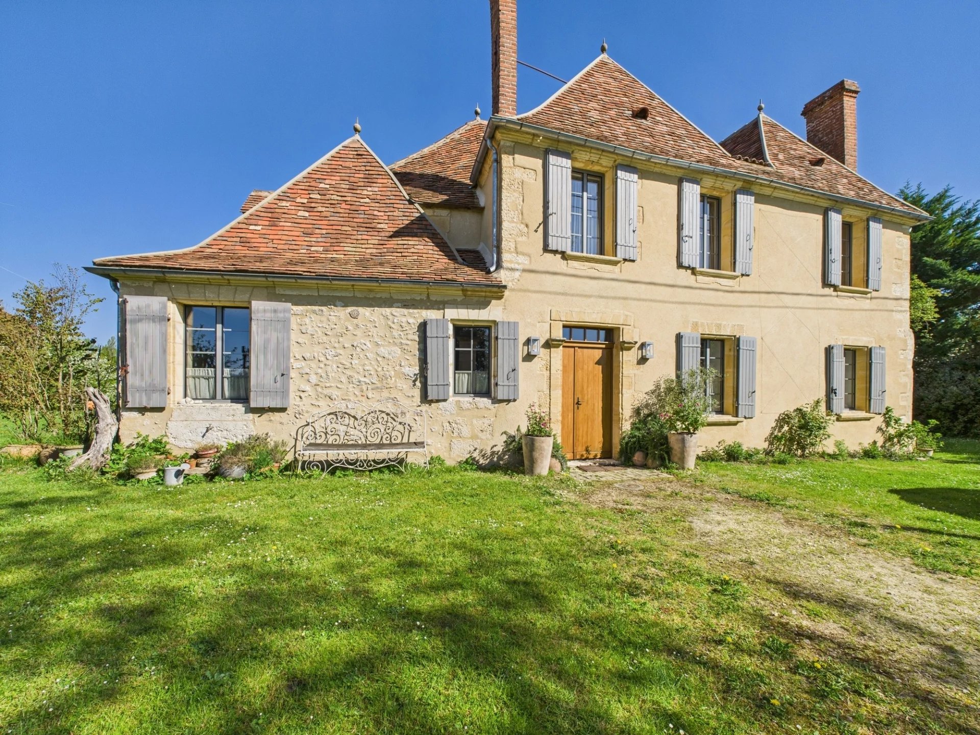 Discover this 18th century bourgeois house, Aquitaine – France – BVI75357
