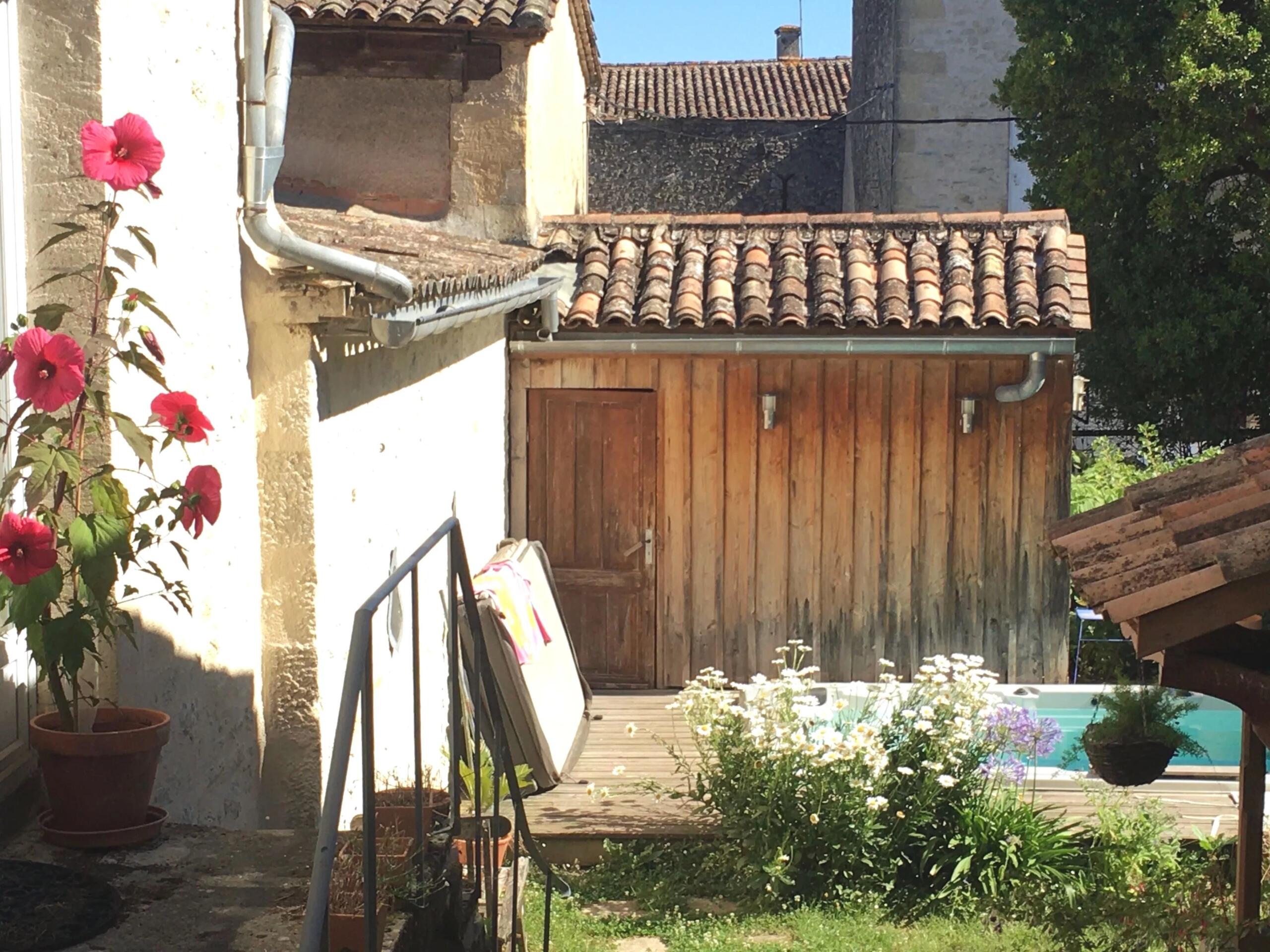 Spaceous town house with private garden in the centre of a thriving bastide, Aquitaine – France – BVI78968