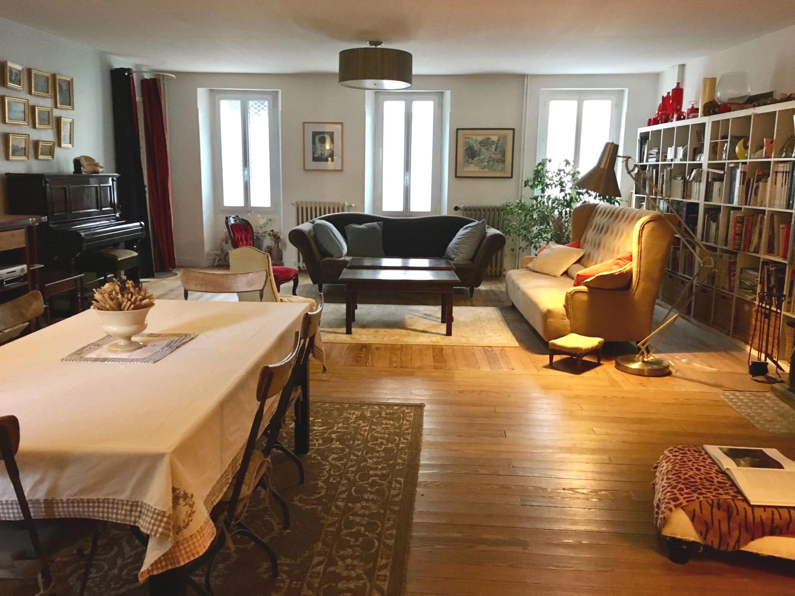 Spaceous town house with private garden in the centre of a thriving bastide, Aquitaine – France – BVI78968