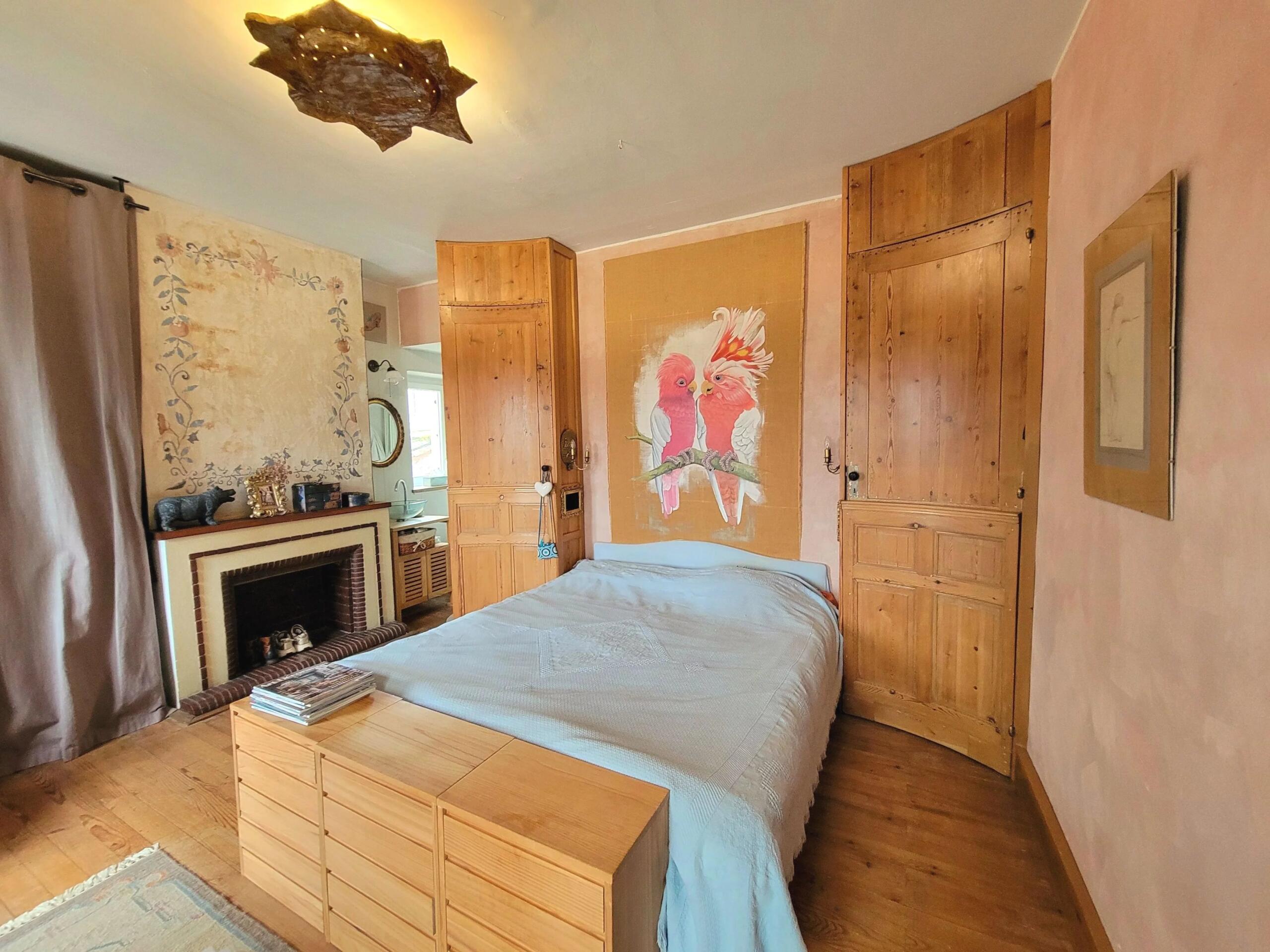 Spaceous town house with private garden in the centre of a thriving bastide, Aquitaine – France – BVI78968