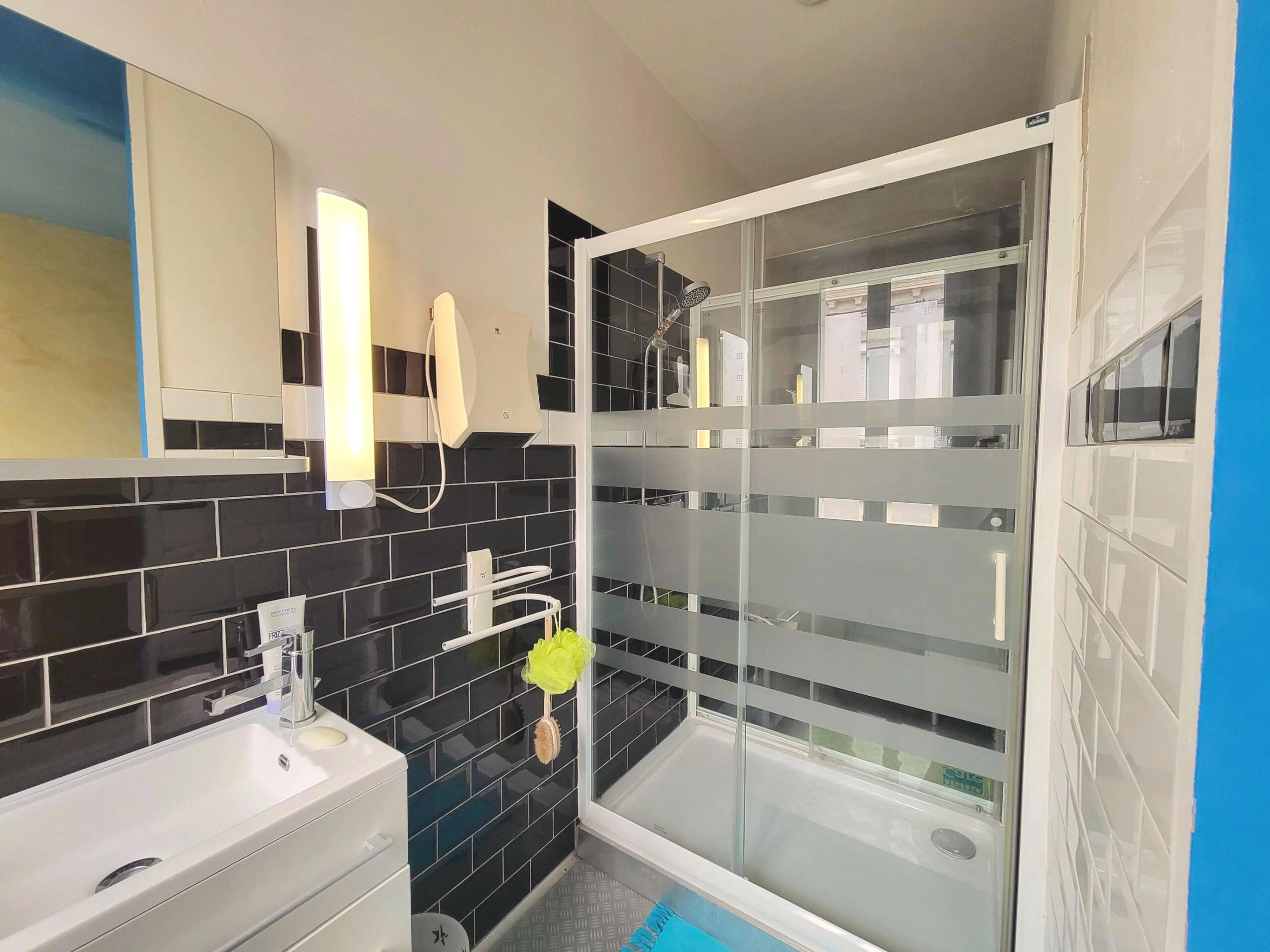 Spaceous town house with private garden in the centre of a thriving bastide, Aquitaine – France – BVI78968