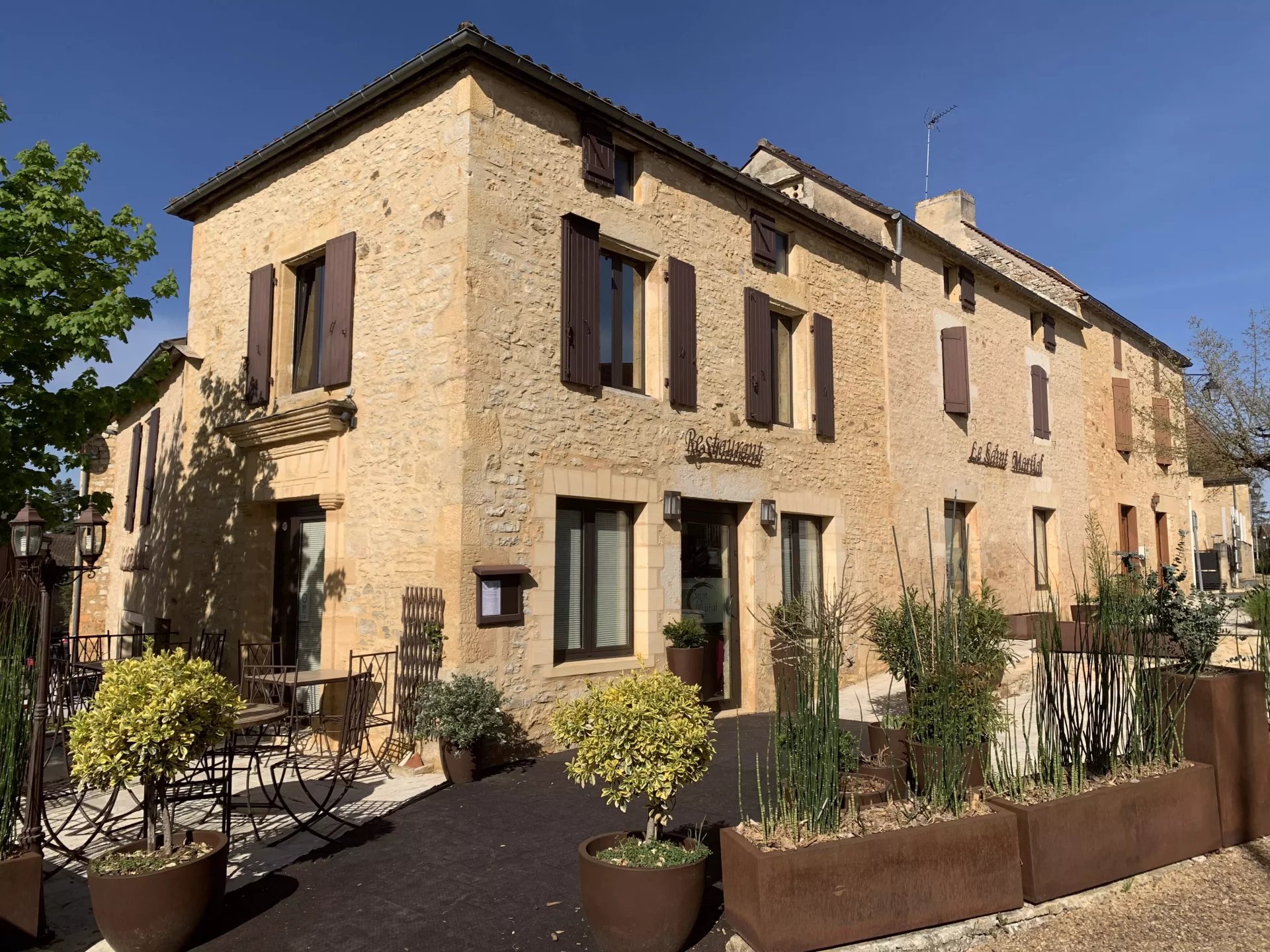 Exceptional business opportunity situated in the heart of thriving and sought-after village, Aquitaine – France – BVI79202