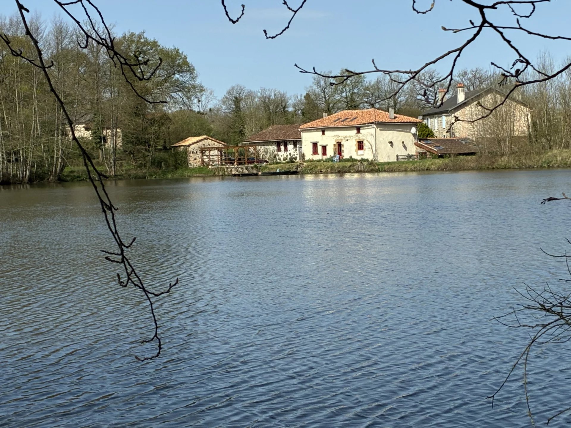 Character farmhouse, mill and lake of 3.8 hectares, Poitou-Charentes – France – BVI77922