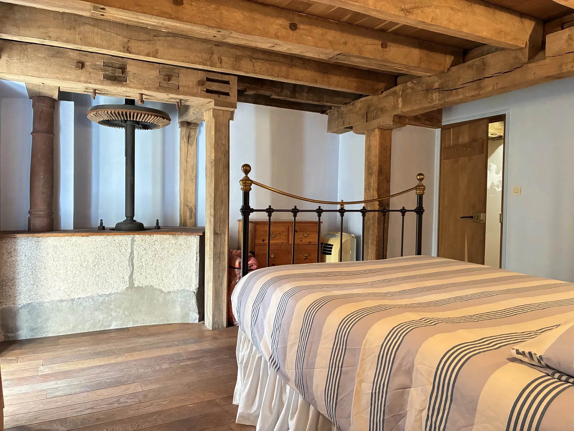 Character farmhouse, mill and lake of 3.8 hectares, Poitou-Charentes – France – BVI77922