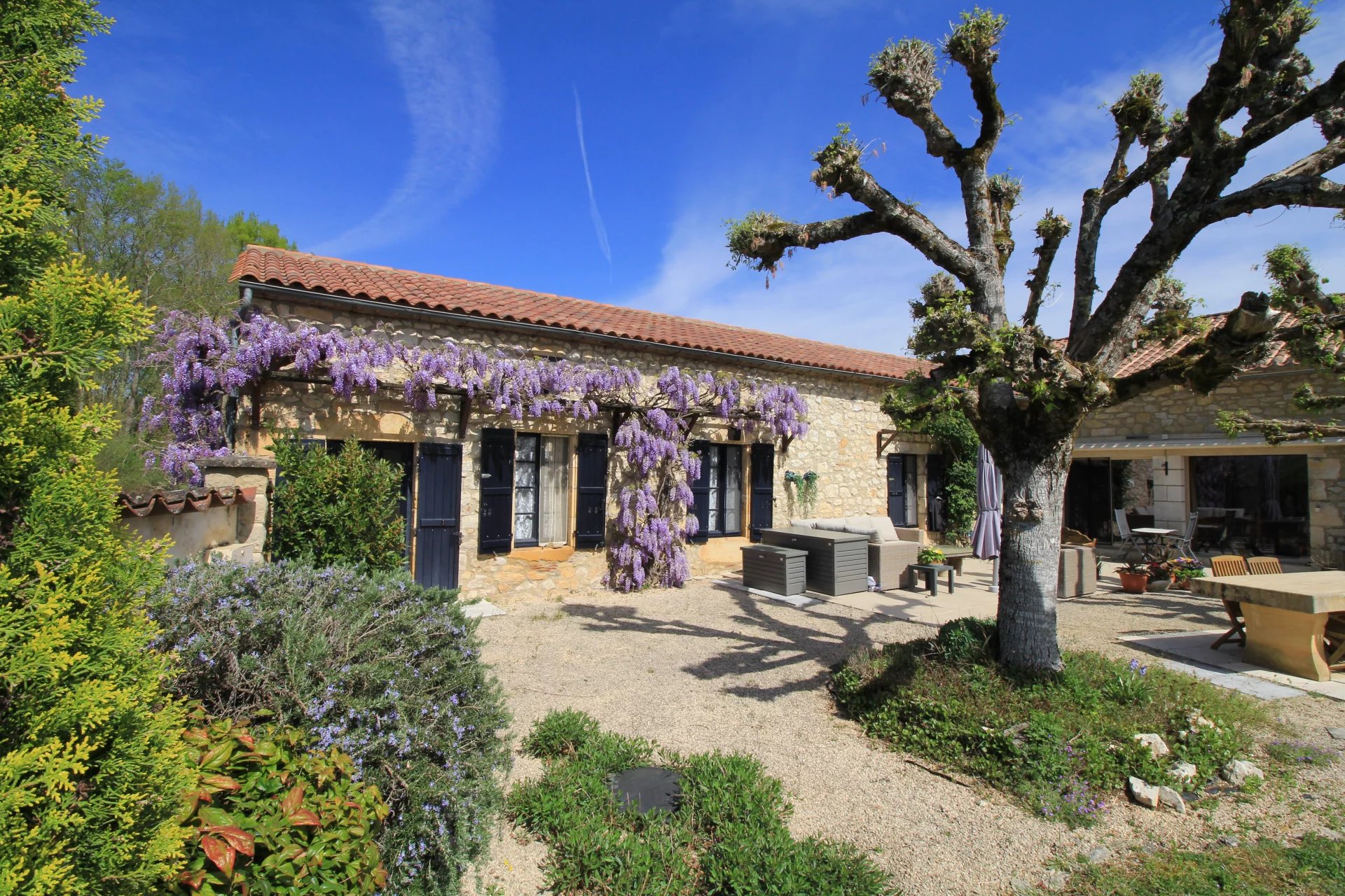 Lovely stone property with swimming pool surrounded by vineyards, Midi-Pyrénées – France – BVI78831