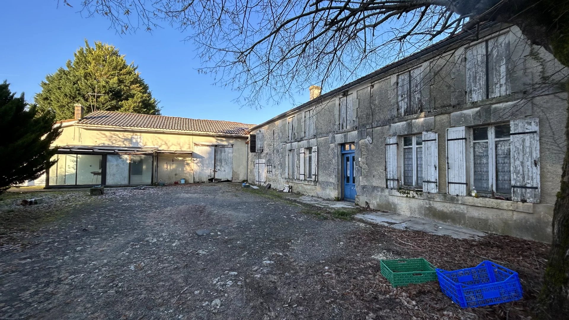 Farmhouse to renovate, around 5000m2 of land, Poitou-Charentes – France – BVI73350
