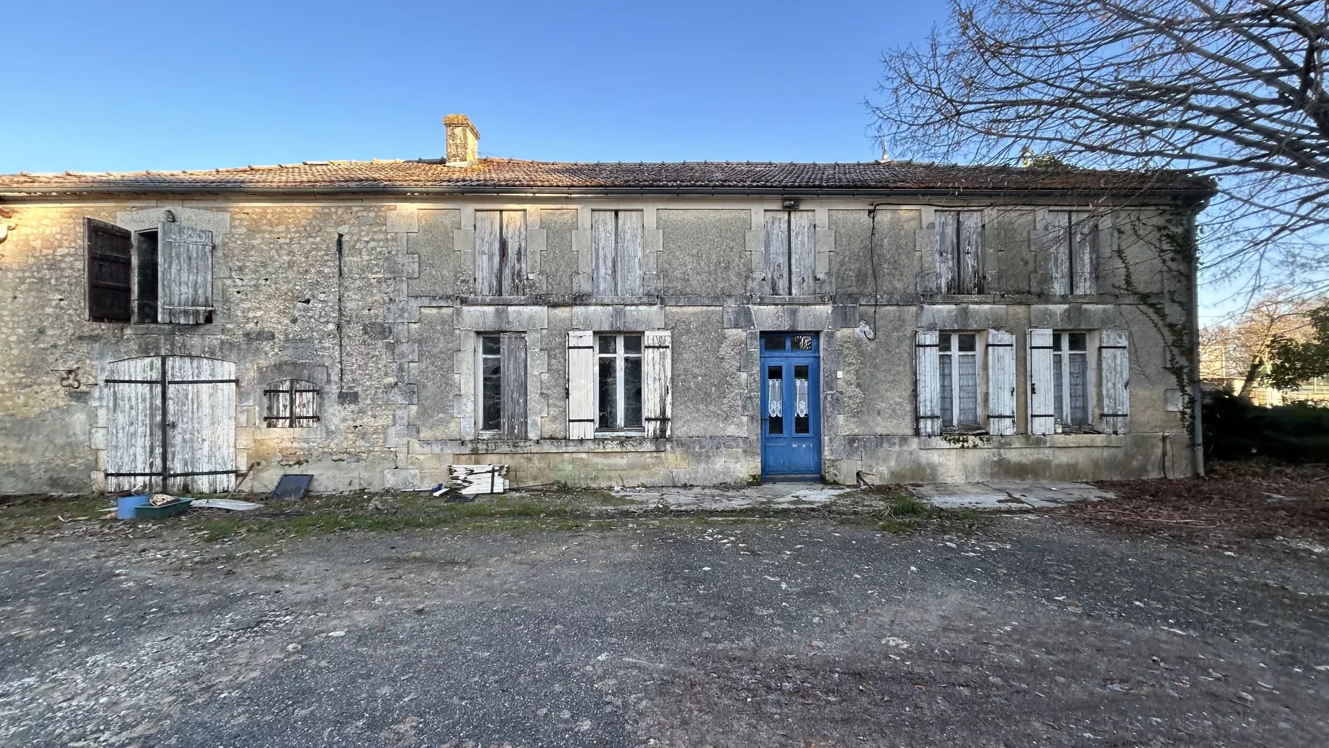 Farmhouse to renovate, around 5000m2 of land, Poitou-Charentes – France – BVI73350