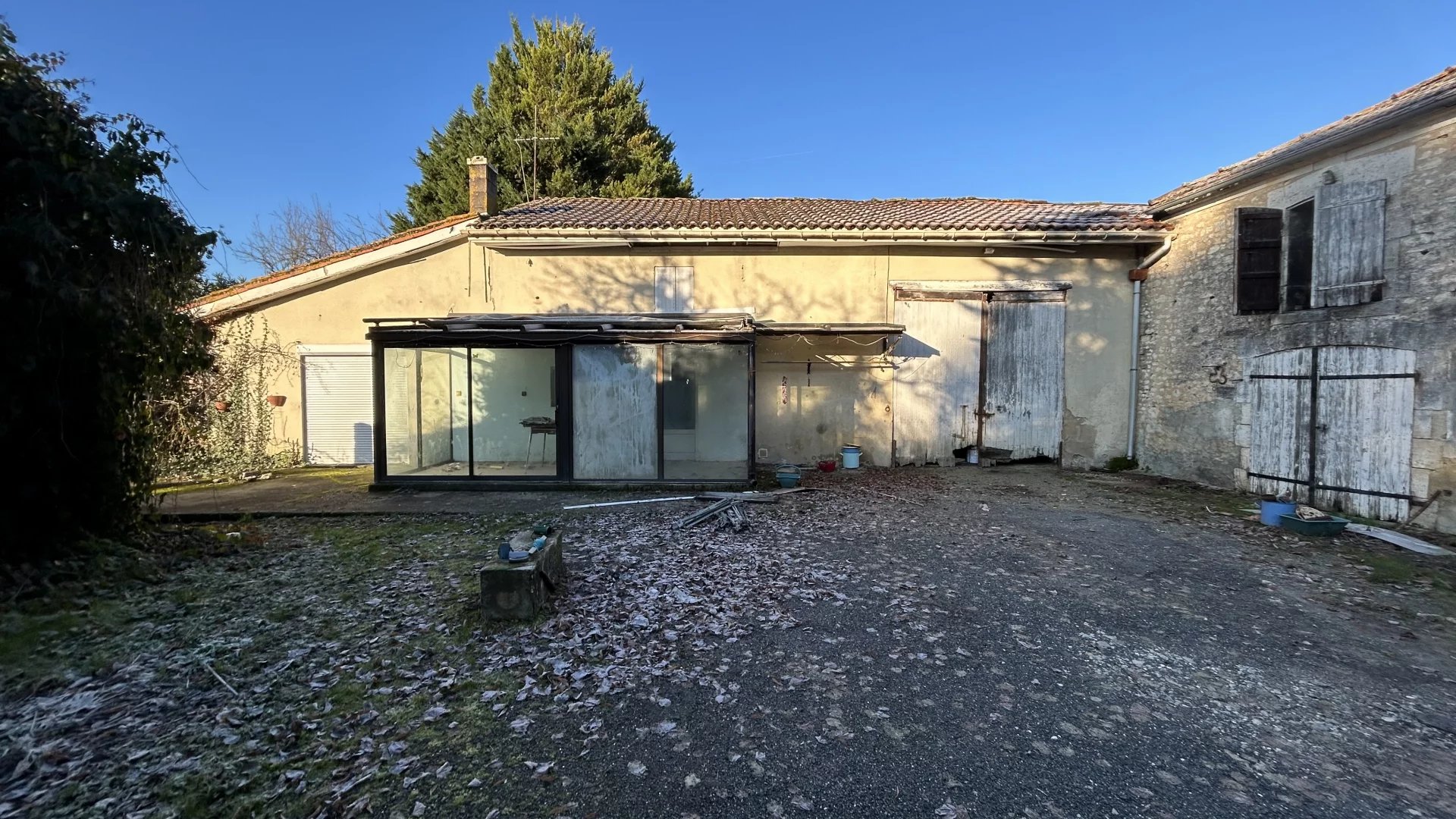 Farmhouse to renovate, around 5000m2 of land, Poitou-Charentes – France – BVI73350