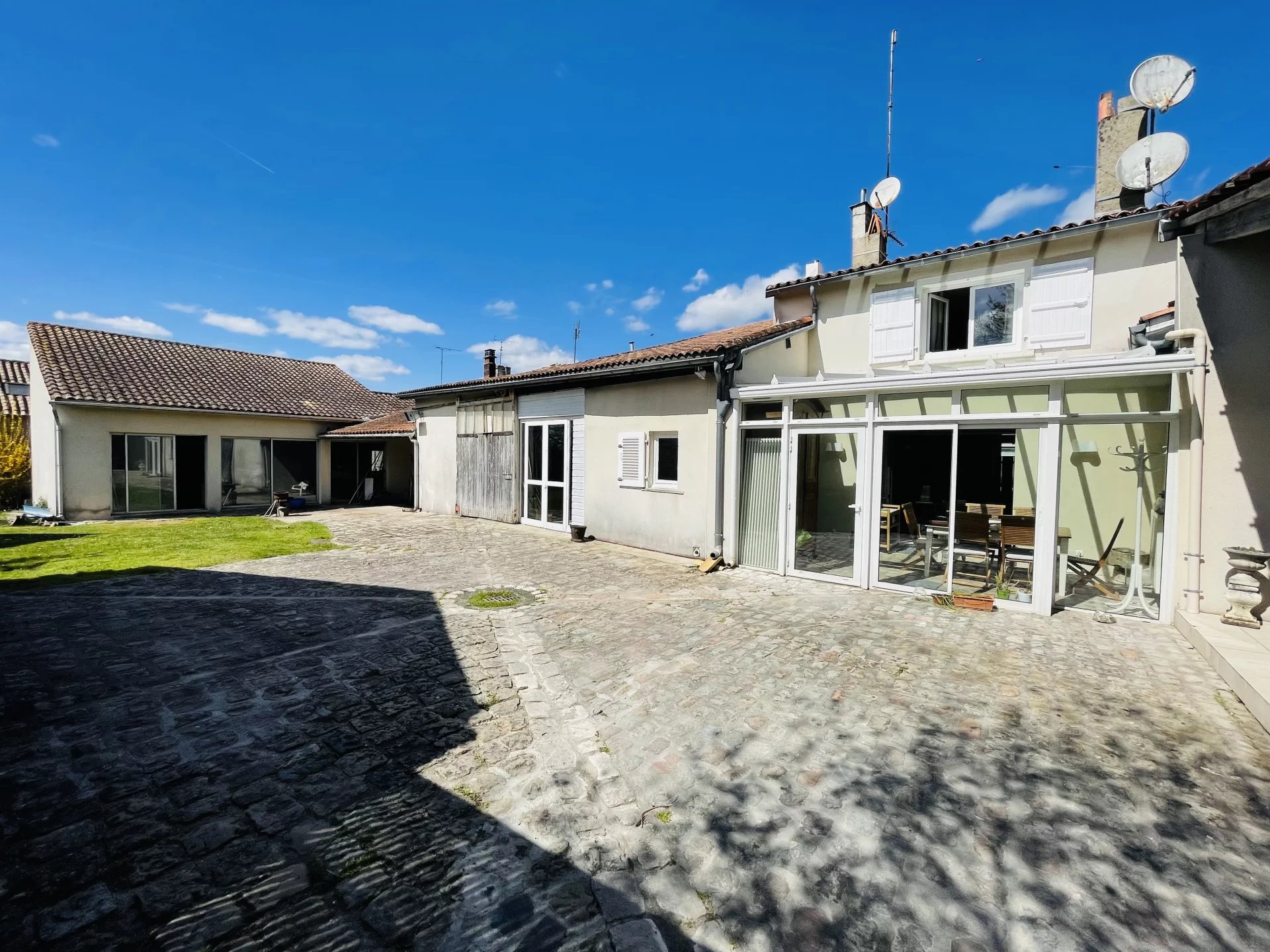 Real estate complex in the heart of the city, Poitou-Charentes – France – BVI71151