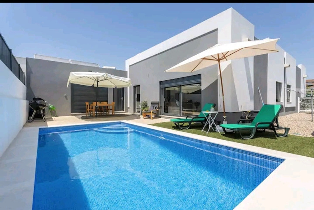 Detached single storey house with swimming pool in