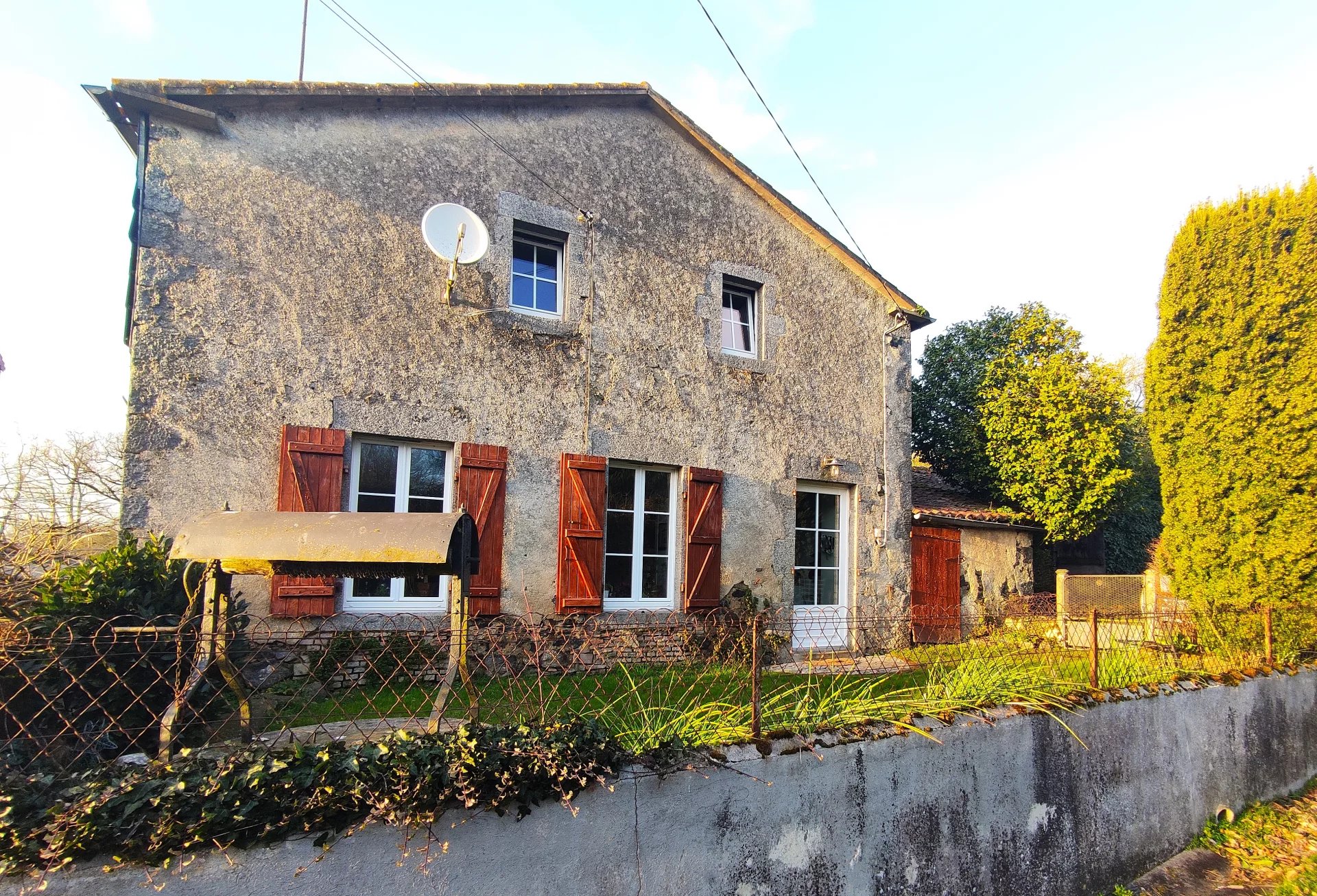 Detached hamlet property with large garden, Poitou-Charentes – France – BVI79517