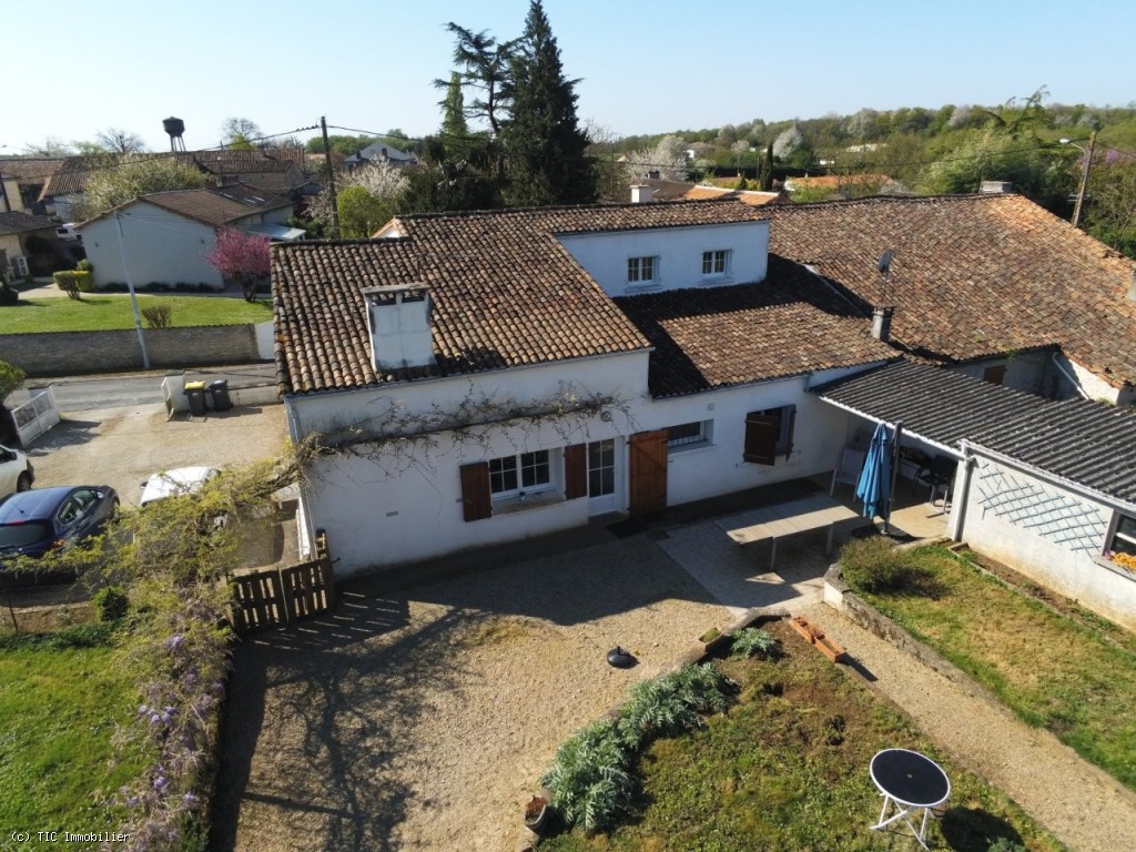 5 bedroom House in Ruffec, Vienne, France – r7246