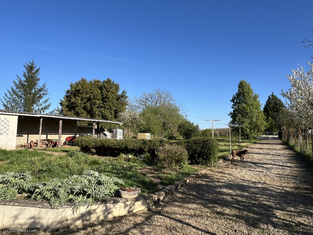 5 bedroom House in Ruffec, Vienne, France – r7246