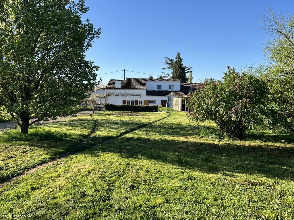 5 bedroom House in Ruffec, Vienne, France – r7246