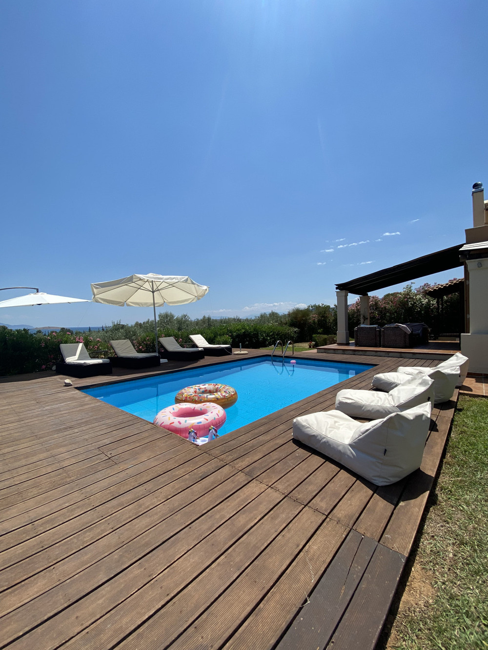 George’s Villa, family, pool & garden!
