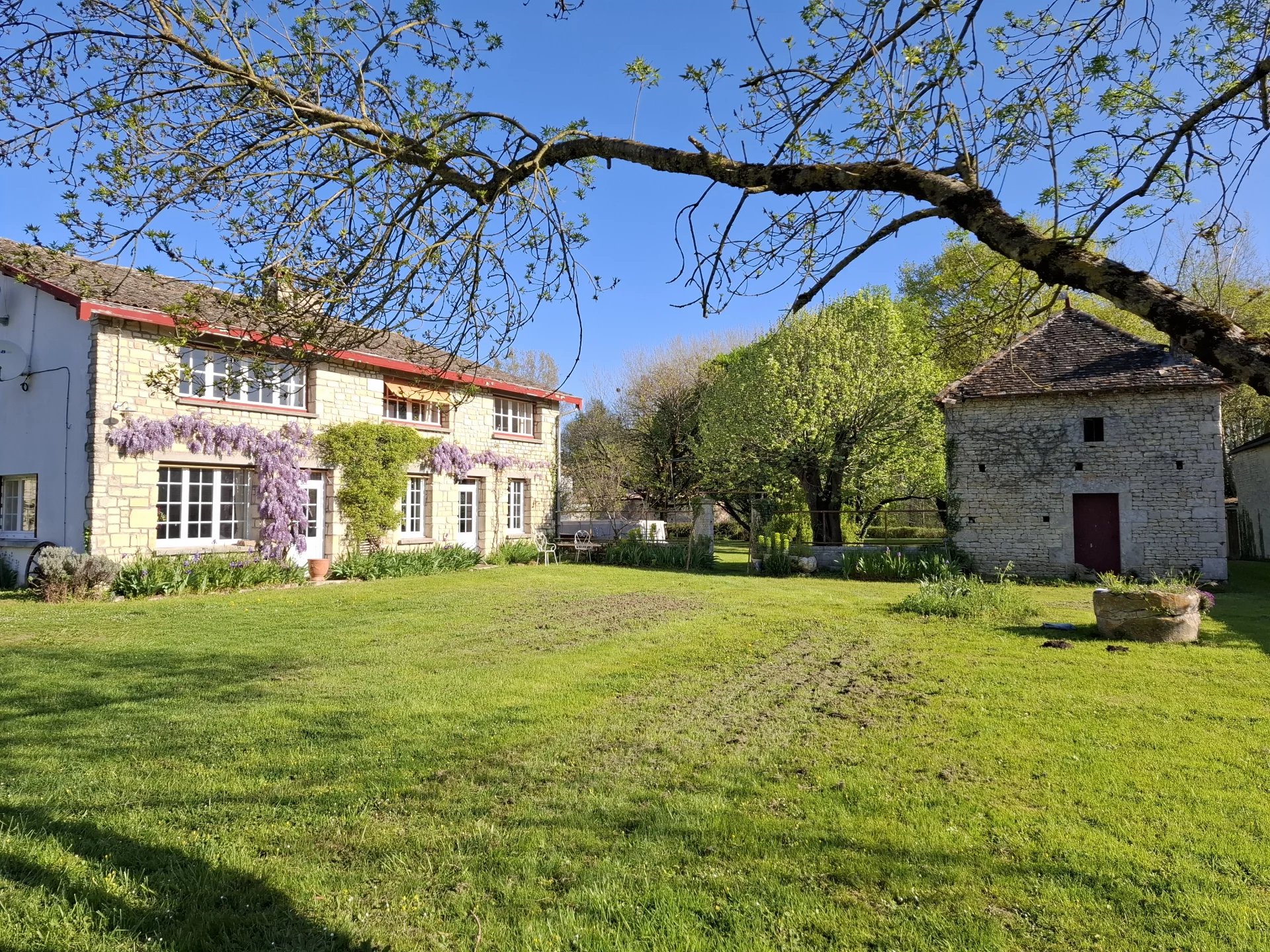 Bright and Spacious 5-Bedroom Family Home with Guest House, Poitou-Charentes – France – BVI80394