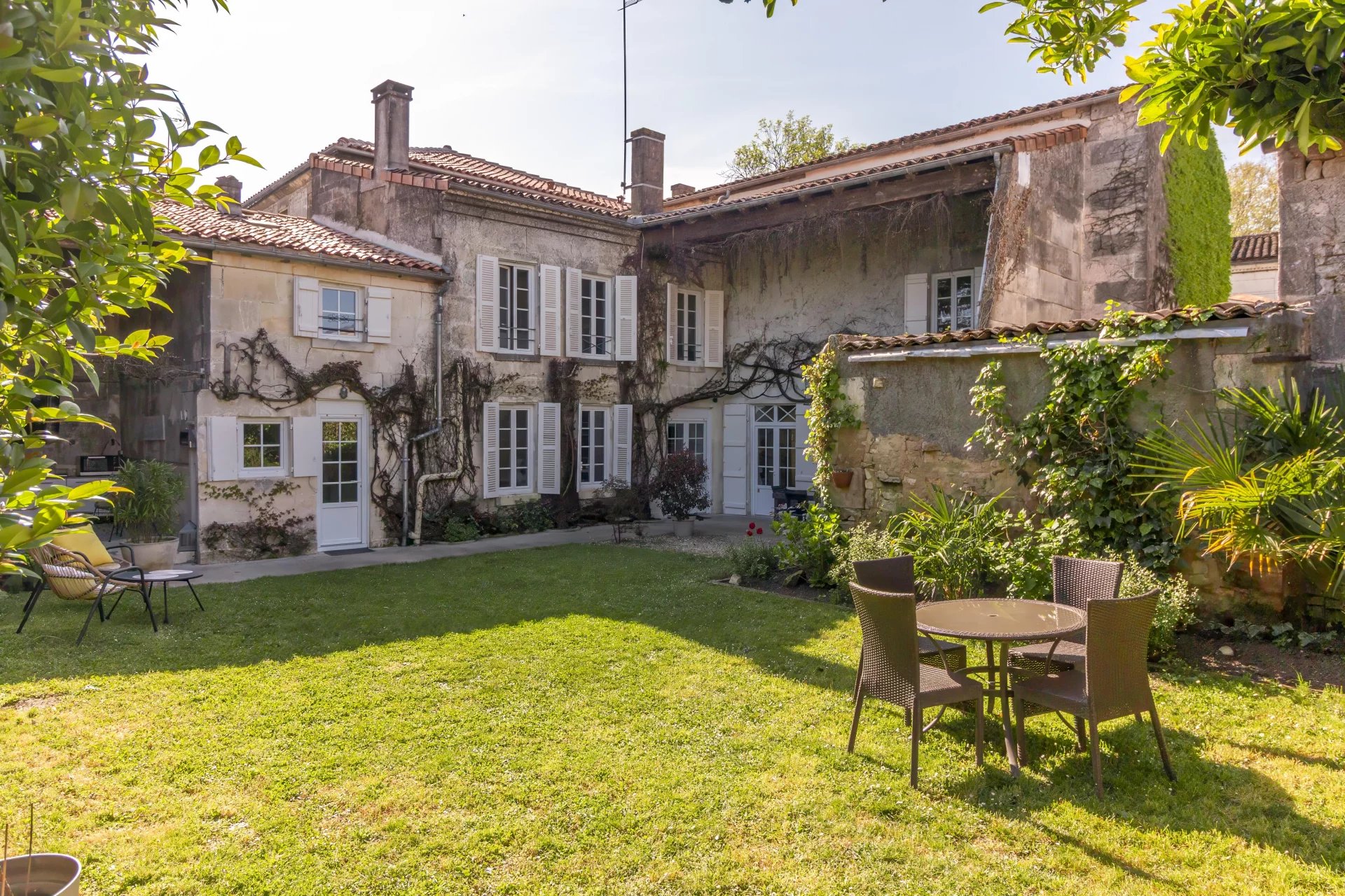 Spacious and elegant townhouse with private walled garden, Poitou-Charentes – France – BVI80057