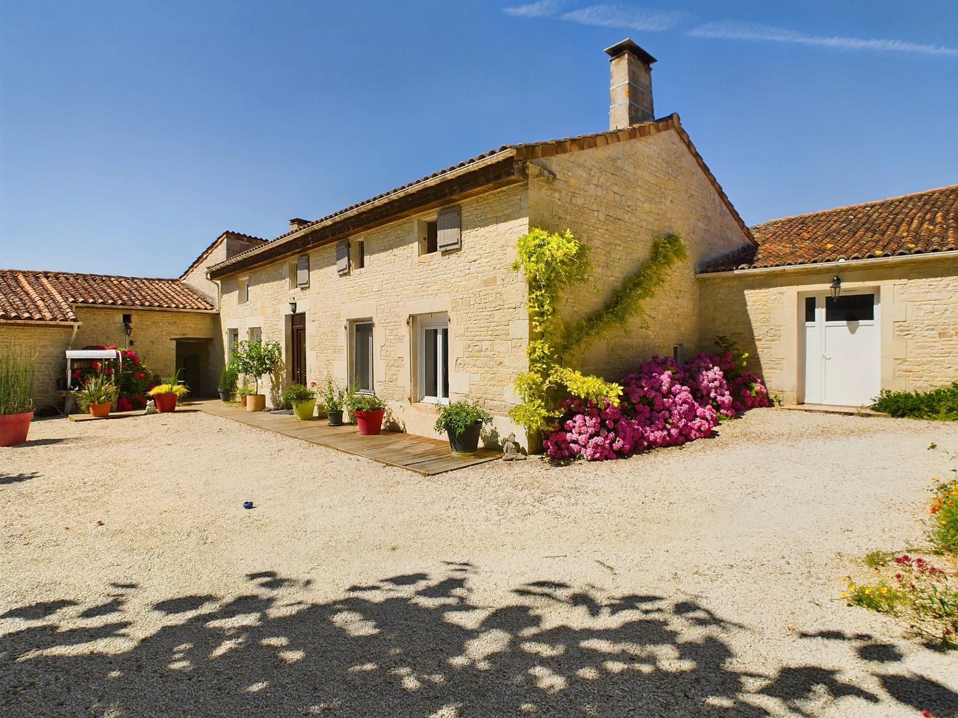 Between Mansle and Tusson, stone house offering spacious accommodation, Aquitaine – France – BVI76177