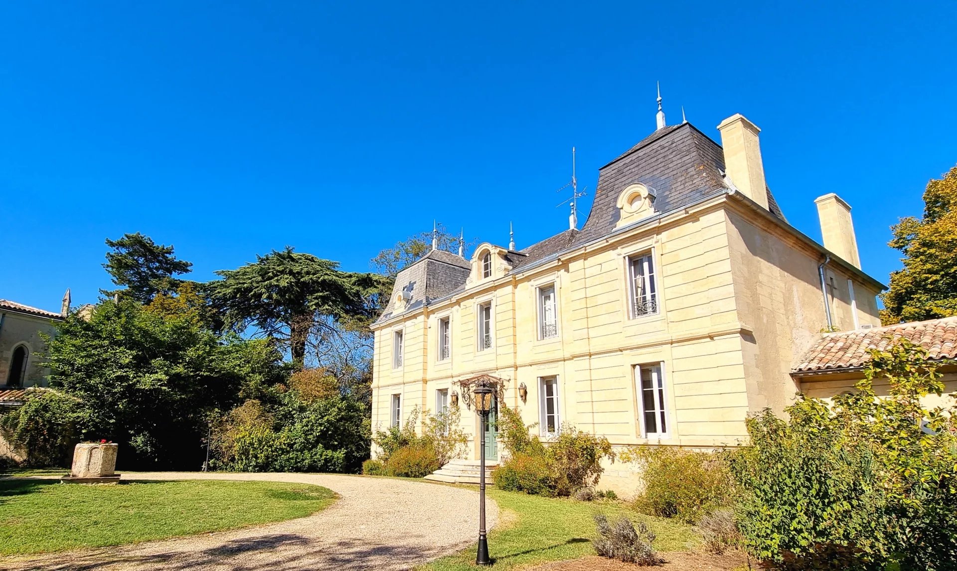 Well-presented 19th century chateau of manageable proportions, Aquitaine – France – BVI71410