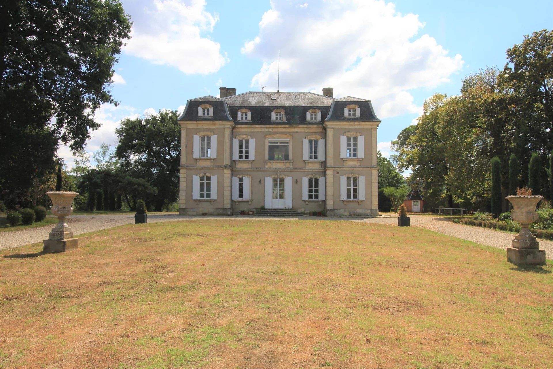 Bourgeois house on the edge of the river near a large bastide town, Aquitaine – France – BVI65865