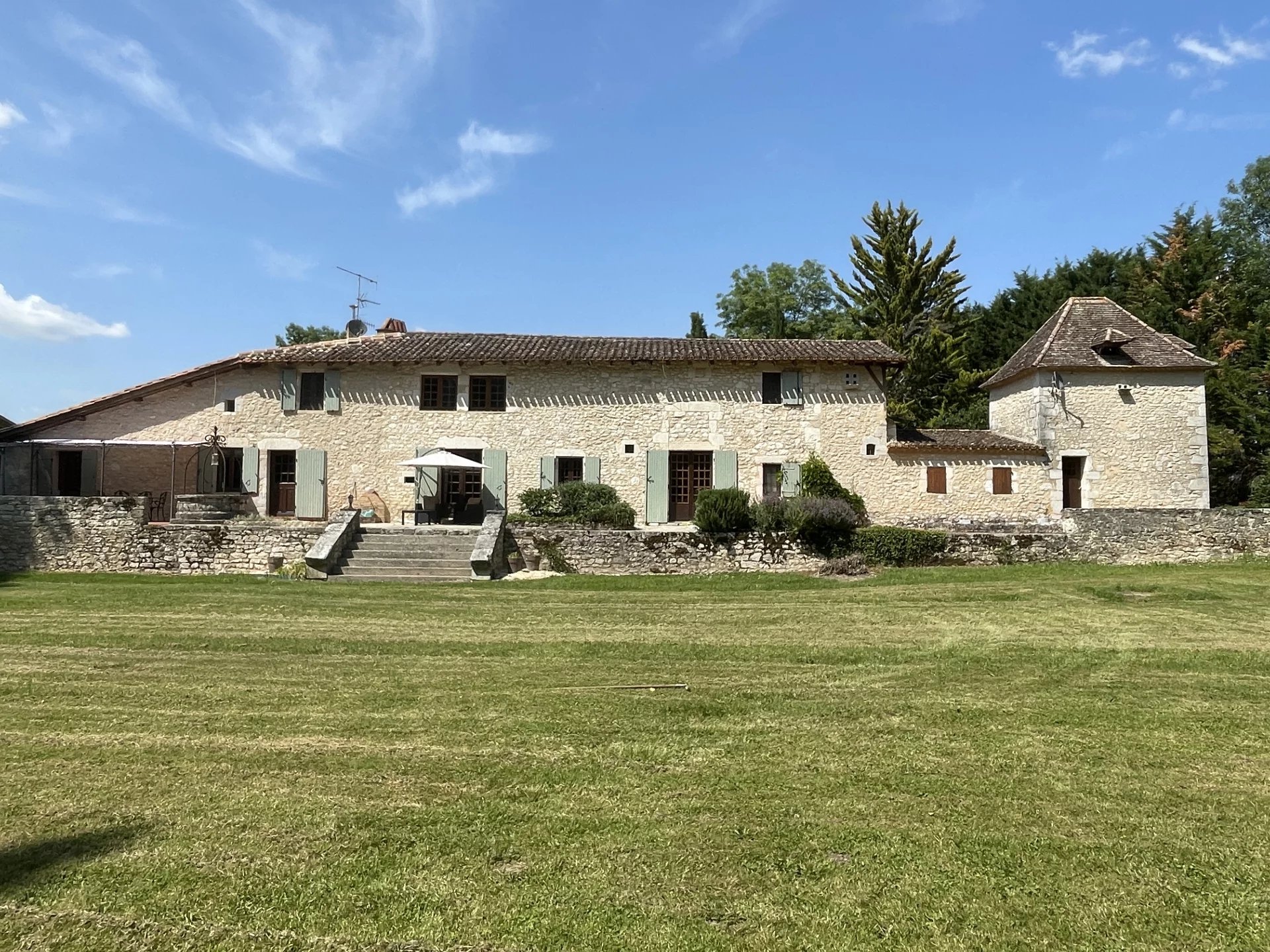 6-bed farmhouse with 4-bed guest house, 2 pools and outbuildings, Aquitaine – France – BVI65013
