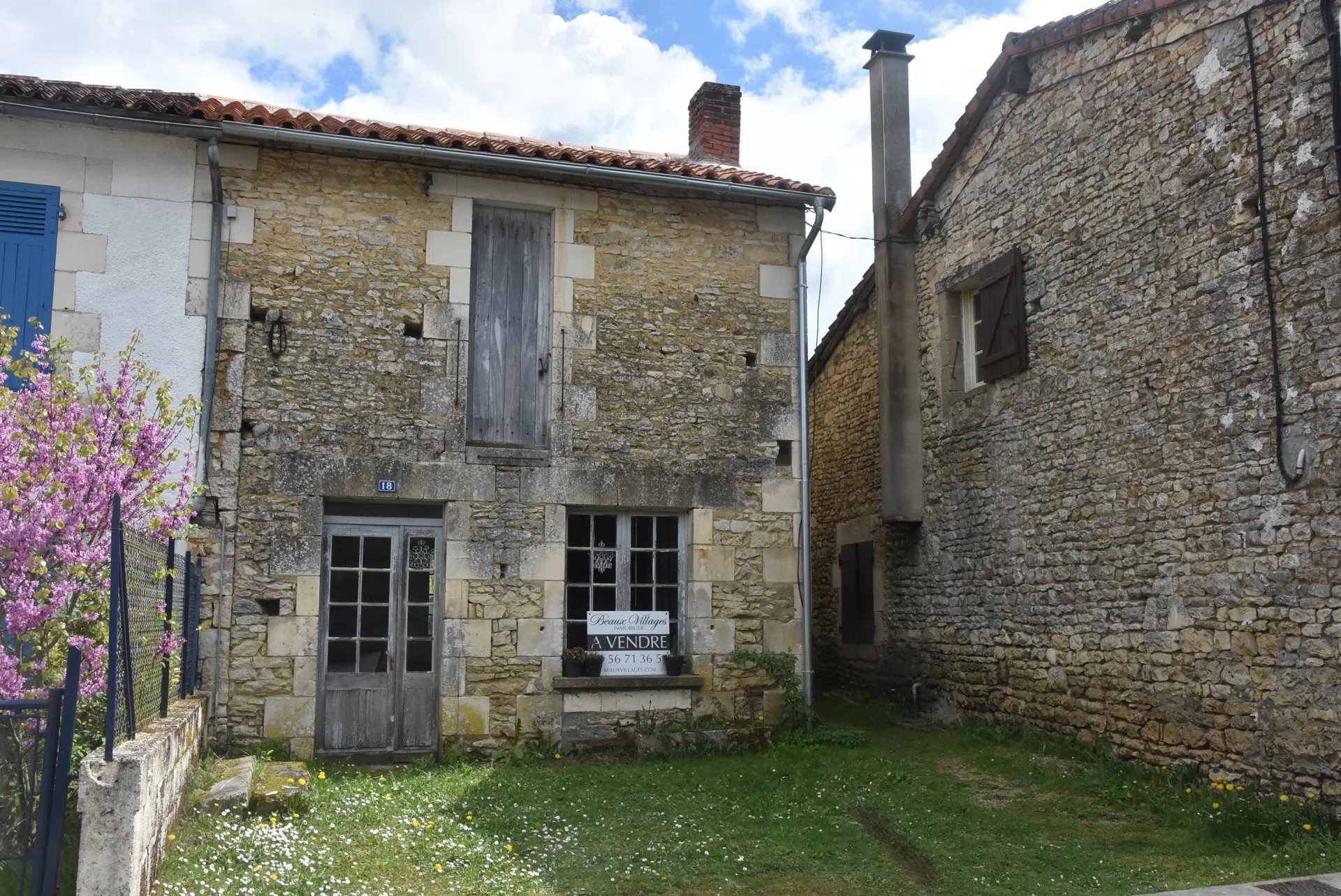 Tiny house to renovate, with large living room, Poitou-Charentes – France – BVI77630