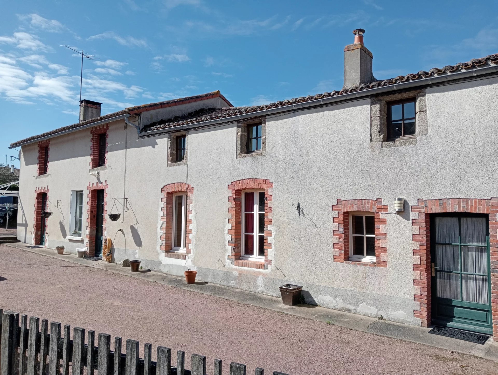 Spacious village house with bed and breakfast potential, Poitou-Charentes – France – BVI80102