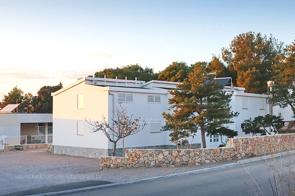 18 bedroom commercial in Punat, Croatia – 103141