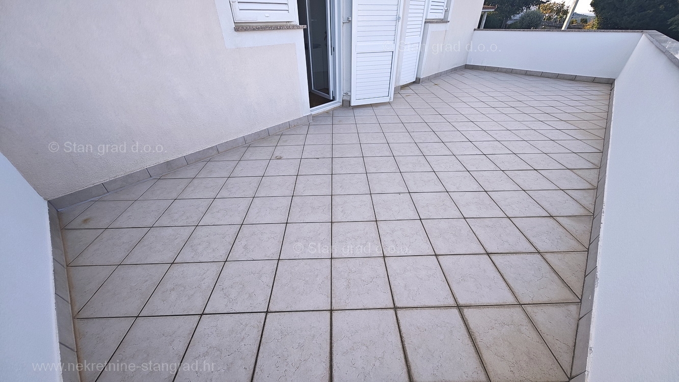 2 bedroom apartment in Dobrinj, Croatia – 103080