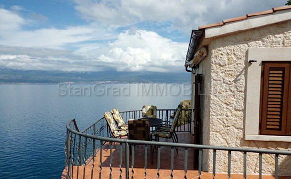 3 bedroom villa in Vrbnik, Croatia – 100161