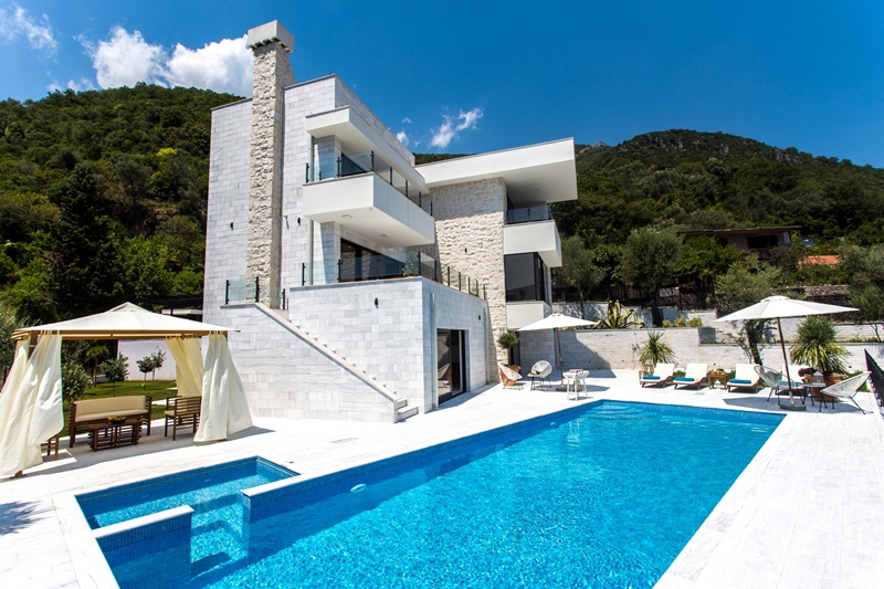 4 bedroom Villa in Djenovici, Montenegro – CMM3185