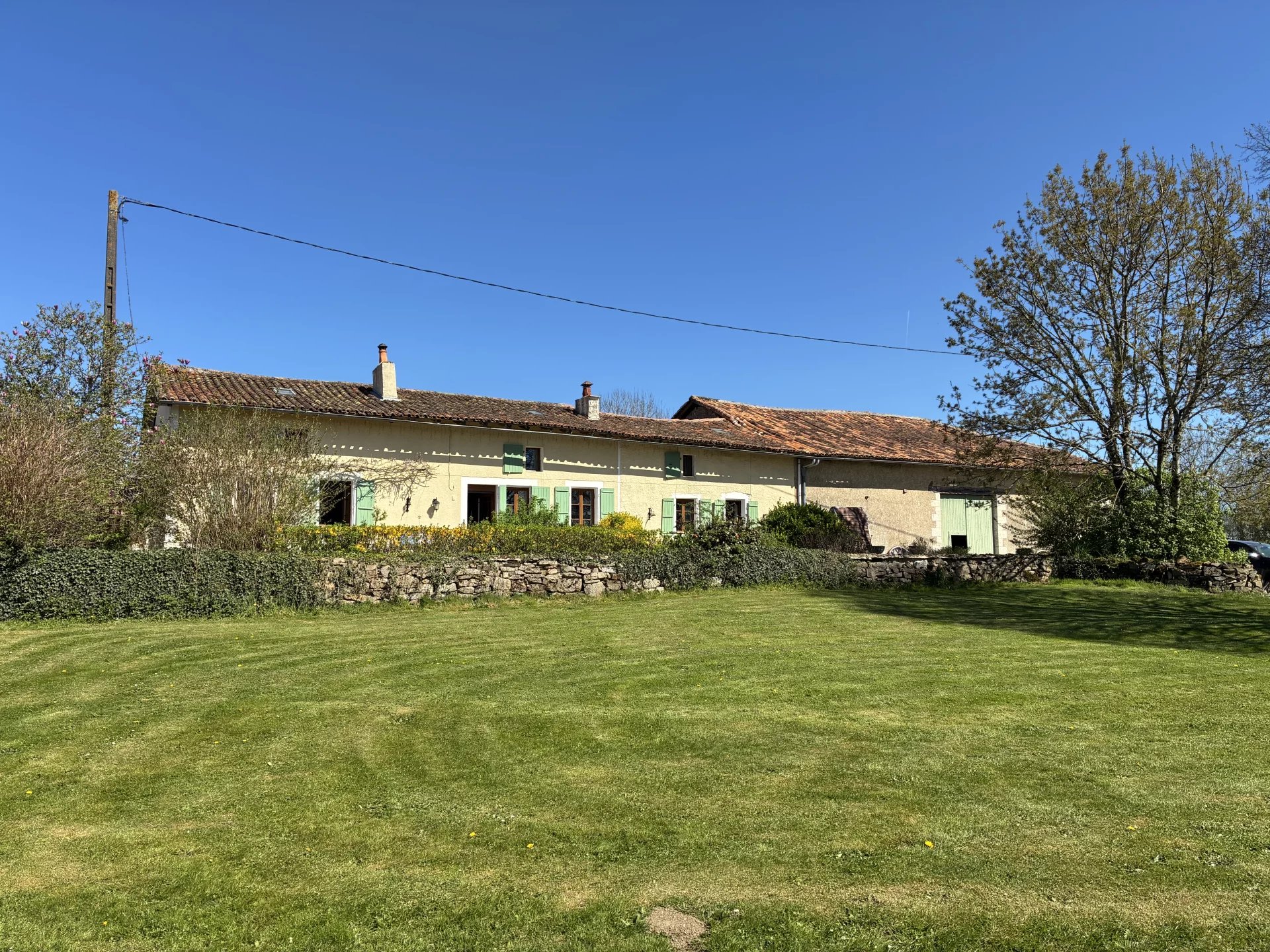 This has it all! House, guest house, pool, lake, land!, Poitou-Charentes – France – BVI80214