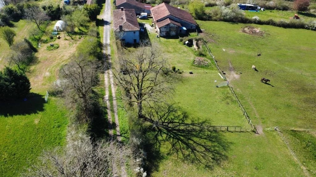 Farmhouse/small holding/equestrian property with 4.5 hectares, Poitou-Charentes – France – BVI66444