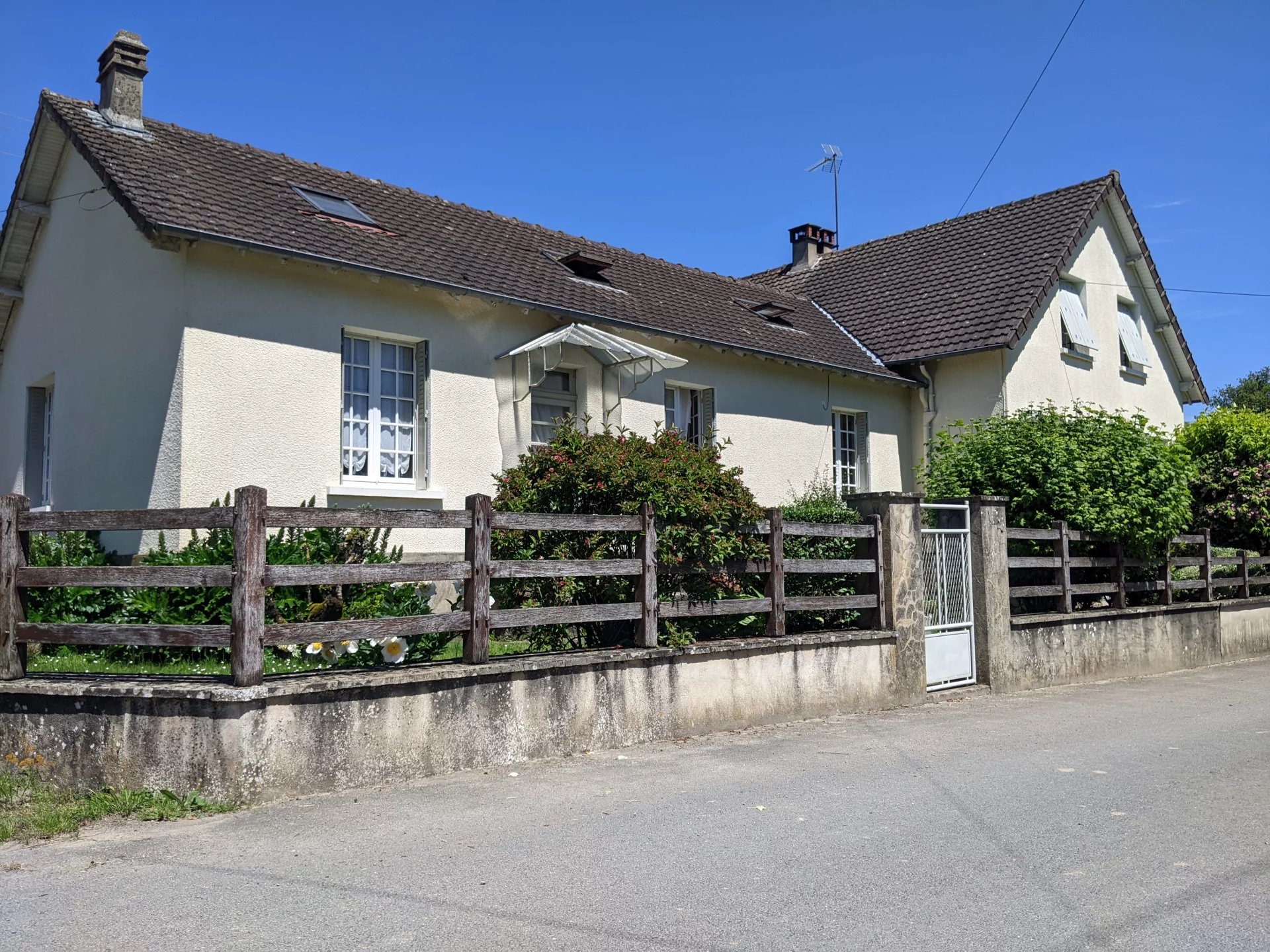 Delightful large property situated in the heart of the Indre, Centre – France – BVI75573