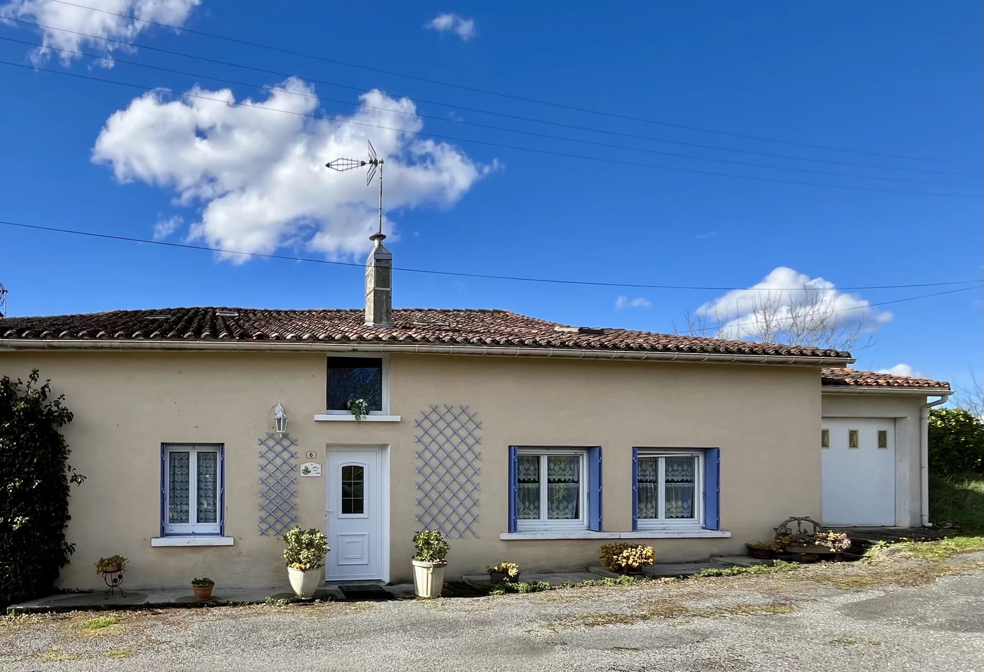 Lovely country house with exceptional panoramic views, Poitou-Charentes – France – BVI77618