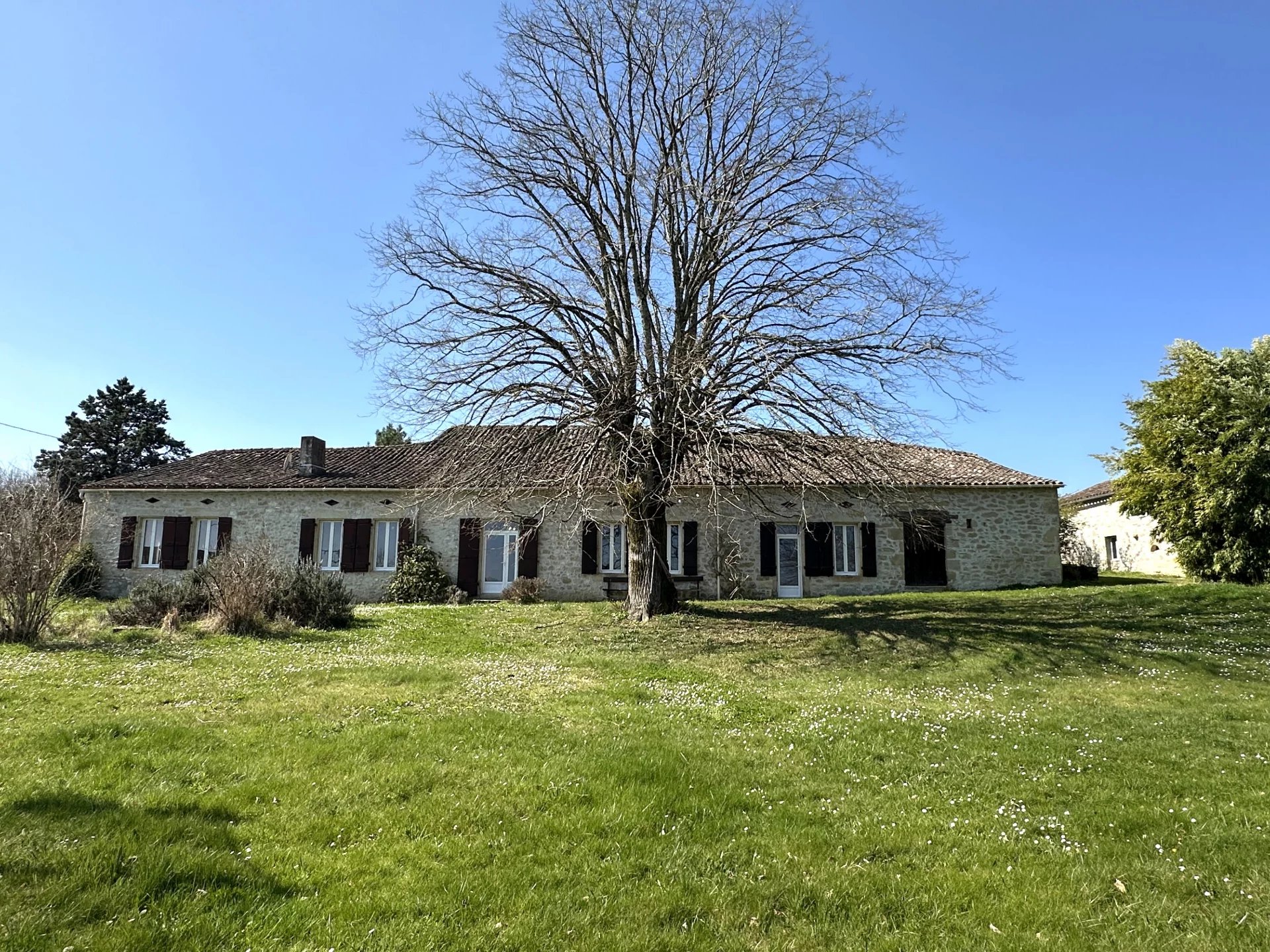 Stunning Estate with 3 Stone Houses, Swimming Pool and Landscaped Garden near Duras, Aquitaine – France – BVI70264