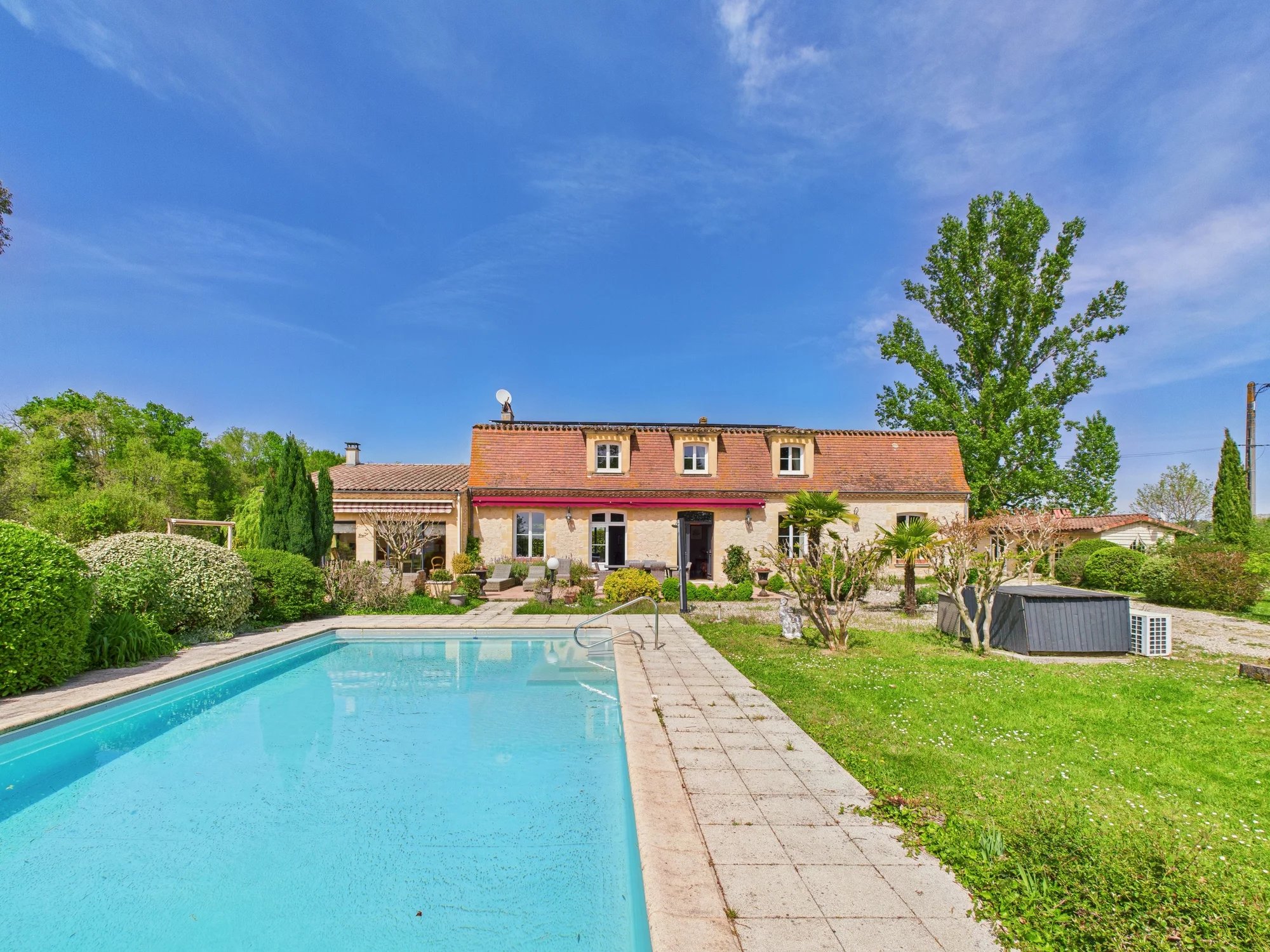 Elegance and Authentic Charm: A Stunning Manor House to Discover, Aquitaine – France – BVI78217