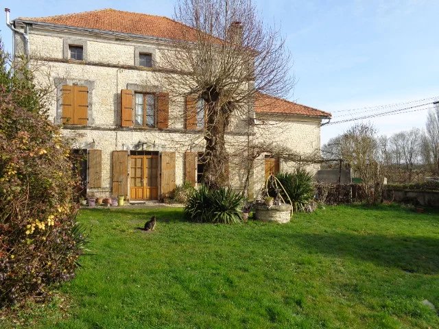 Characterful 4 bedroom village house to finish renovating, Poitou-Charentes – France – BVI76897