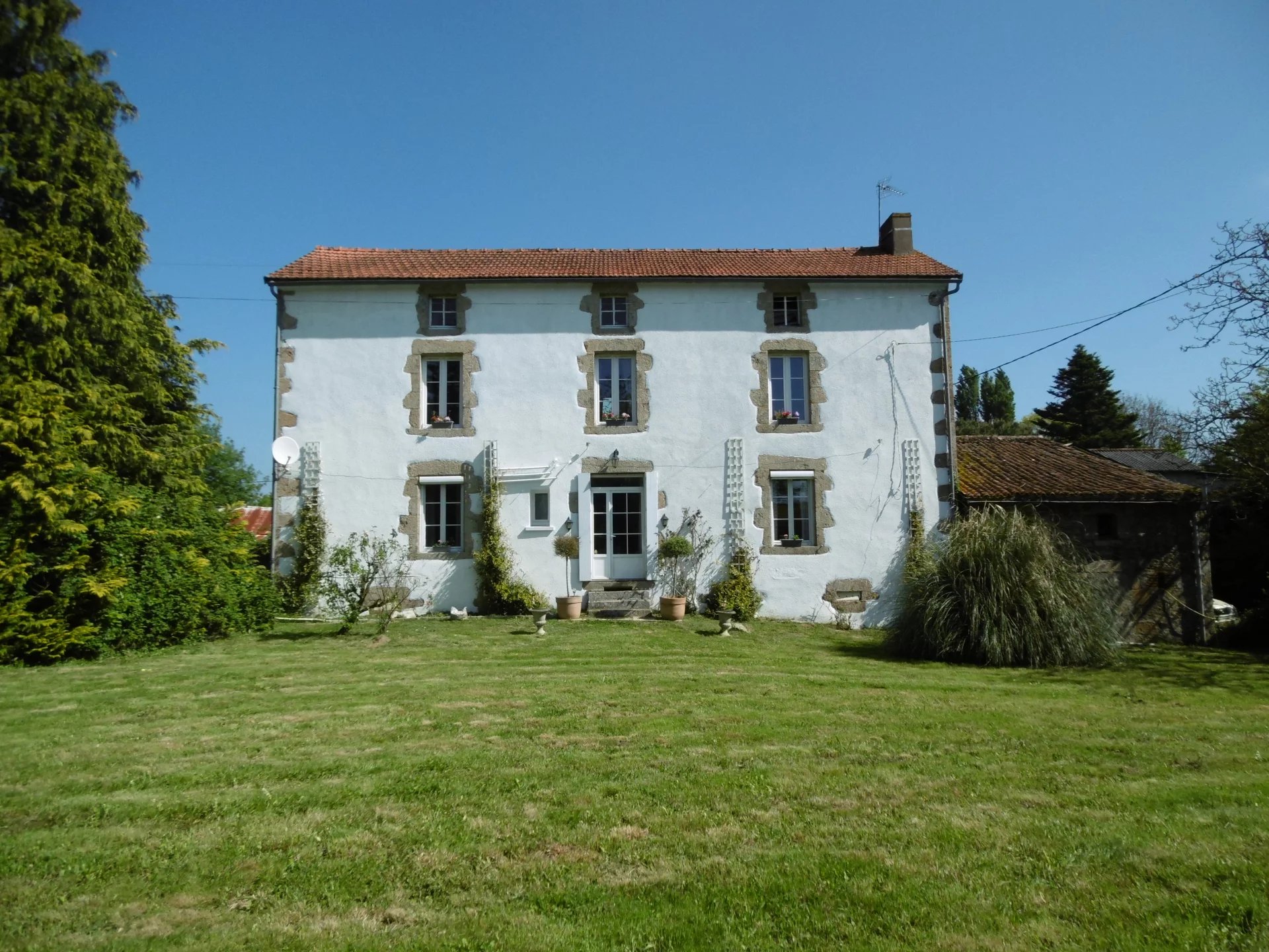 Delightful renovated character house, Poitou-Charentes – France – BVI75337