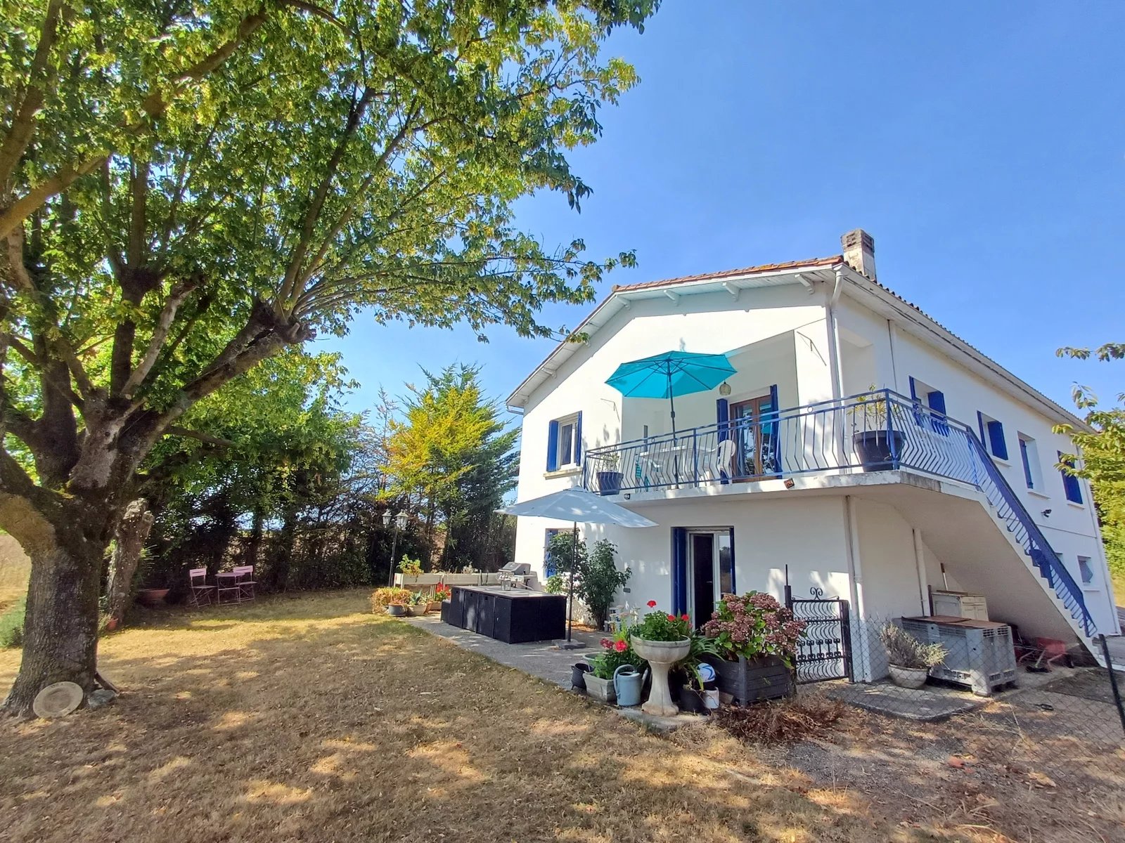 5 Bed House with Vineyard Views and Pool – Edge of Village Location, Poitou-Charentes – France – BVI77171