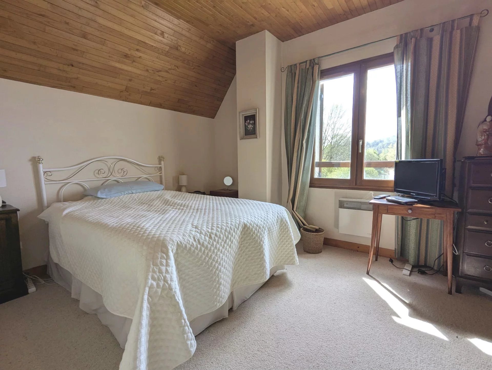 Charming Detached 4-Bedroom Home with 1-Bedroom Apartment and Stunning Valley Views – Near Cénac, Aquitaine – France – BVI74228