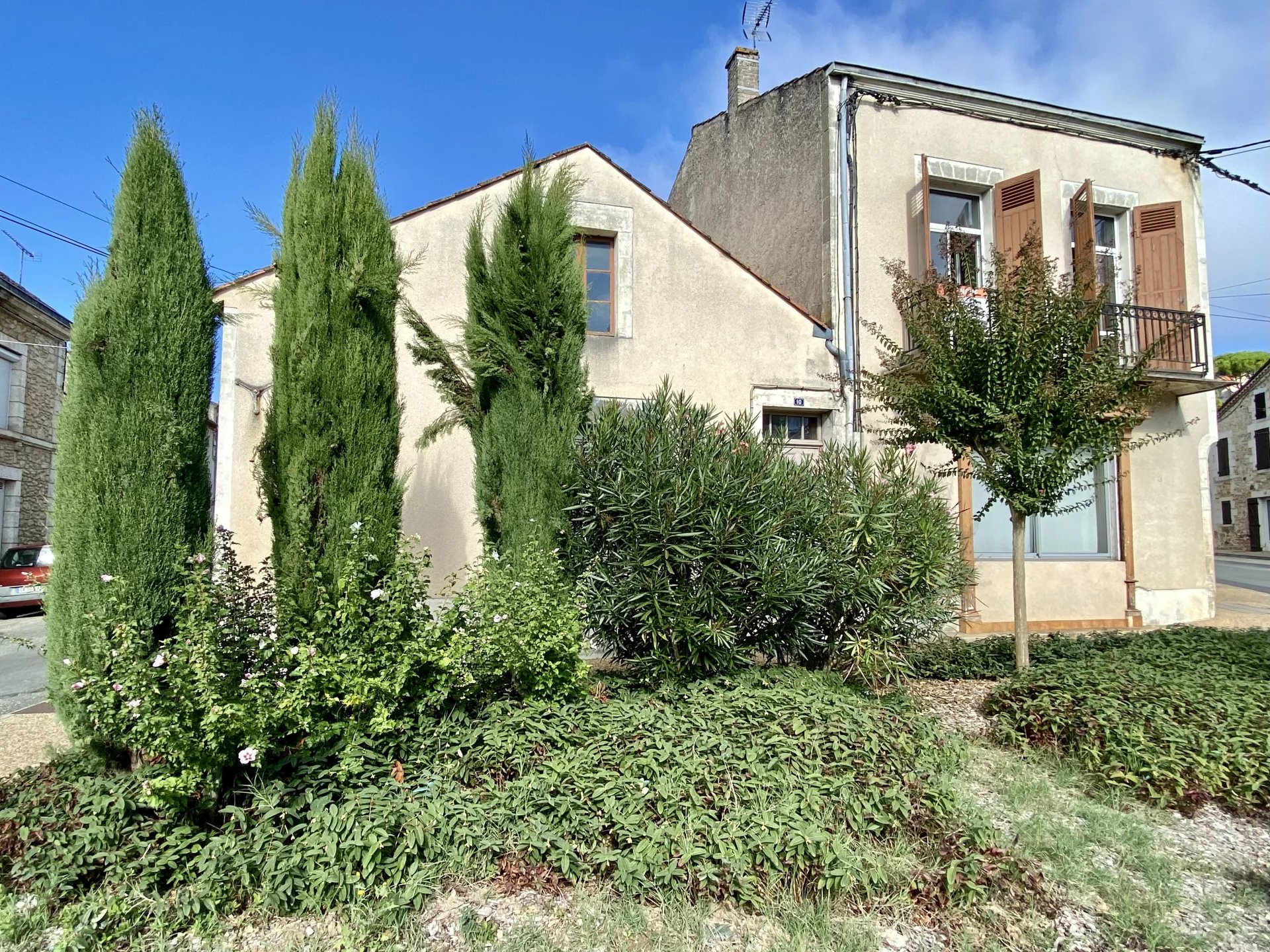 Spacious townhouse in need of refreshing, featuring a small garden and outbuilding, Aquitaine – France – BVI74657
