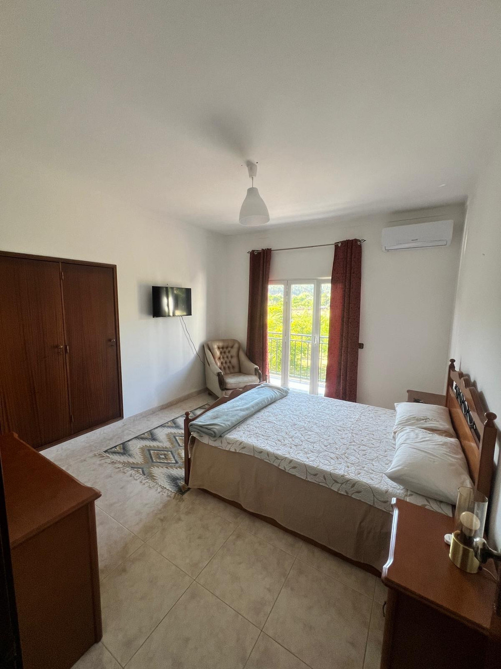 Furnished room with all the amenities
